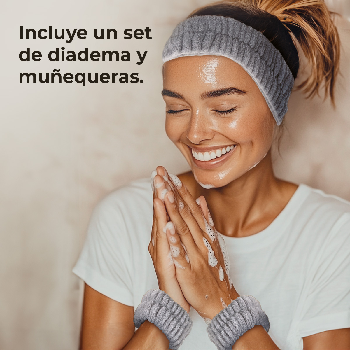 Una mujer con una diadema y muñequeras. Sonríe y tiene la cara cubierta de espuma.