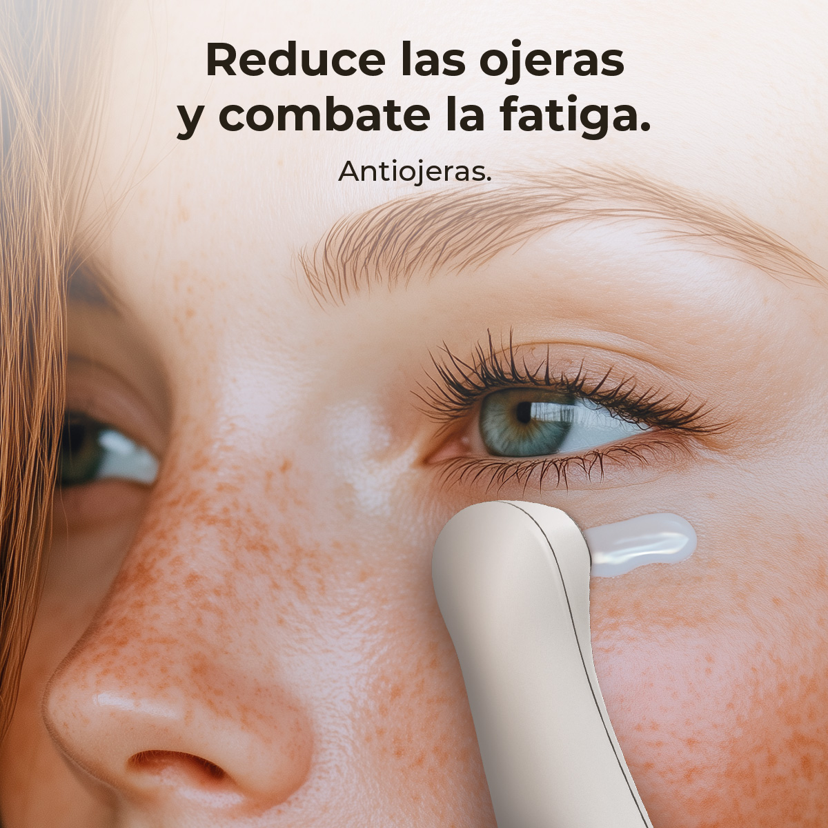 Una mujer aplicándose crema debajo del ojo con un masajeador facial. El texto dice: 'Reduce las ojeras y combate la fatiga'.