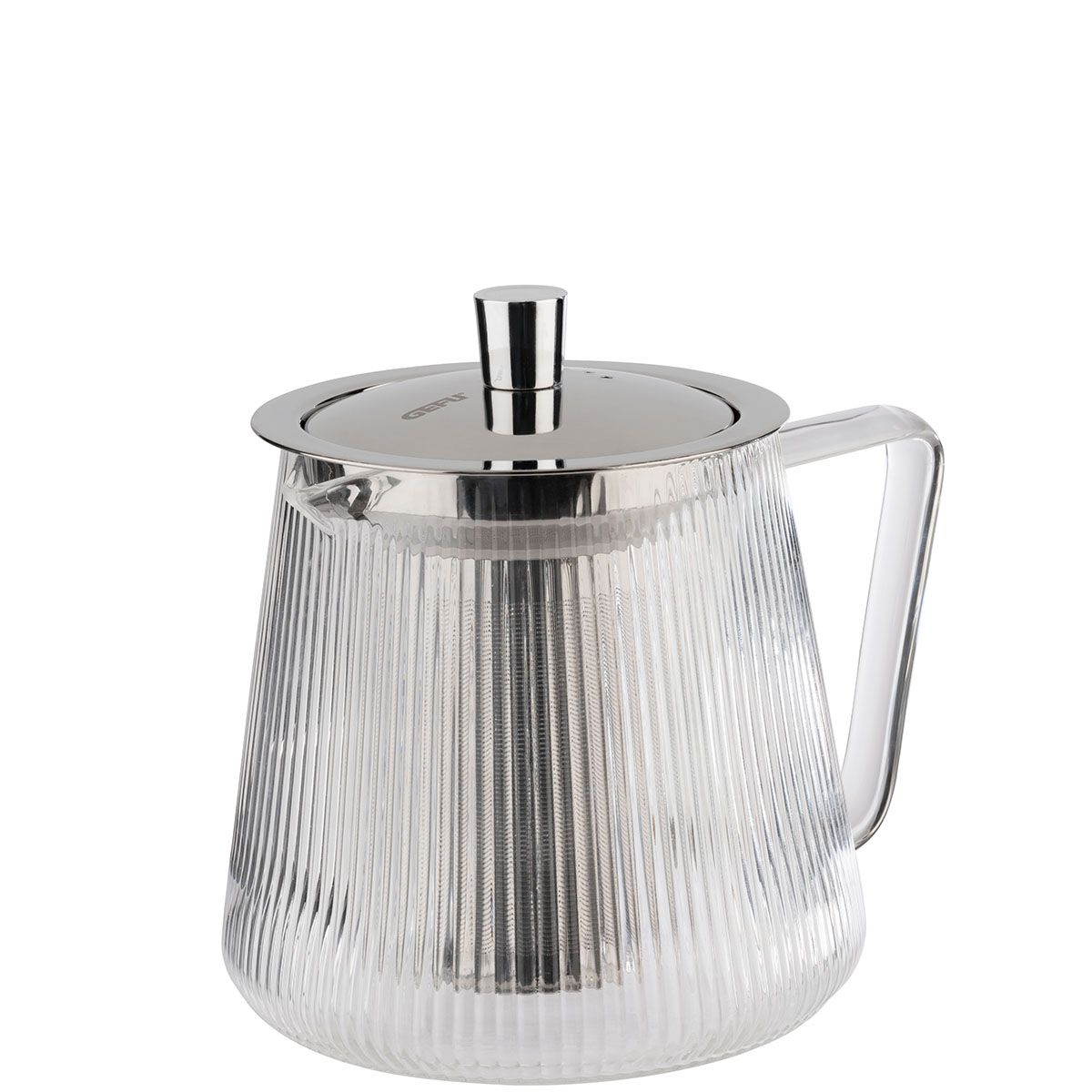 Transparente Glaskanne mit Edelstahl-Infuser. Weißer Hintergrund.