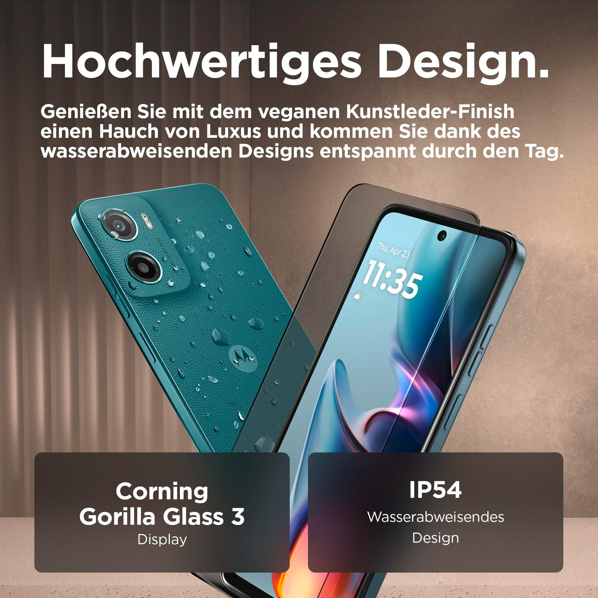 Zwei Telefone mit Schutzhüllen auf einer Oberfläche mit Wassertropfen.