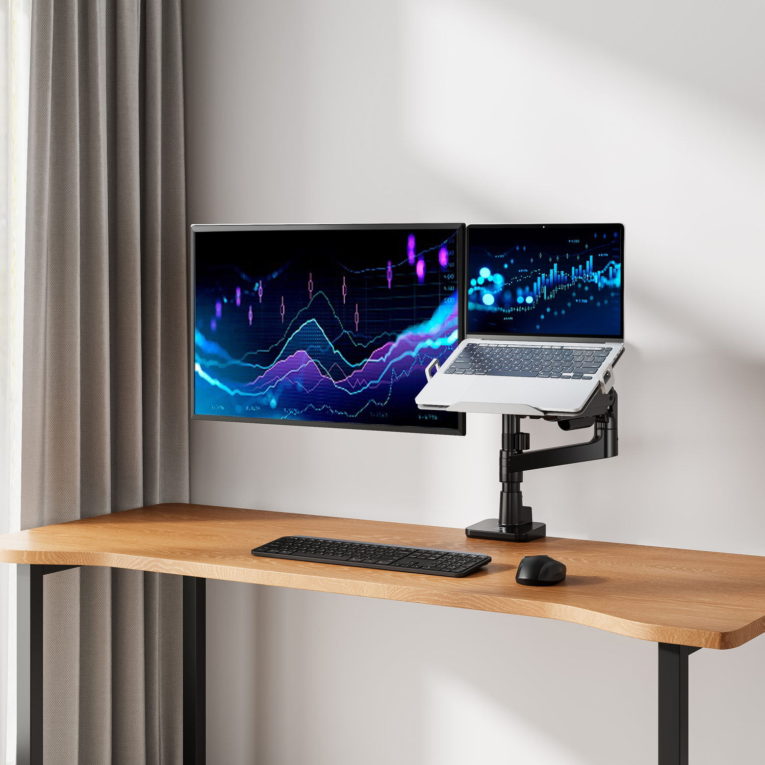 Monitor en laptop op monitorarm. Grafiek op de monitor. Toetsenbord en muis. Witte muur op achtergrond.