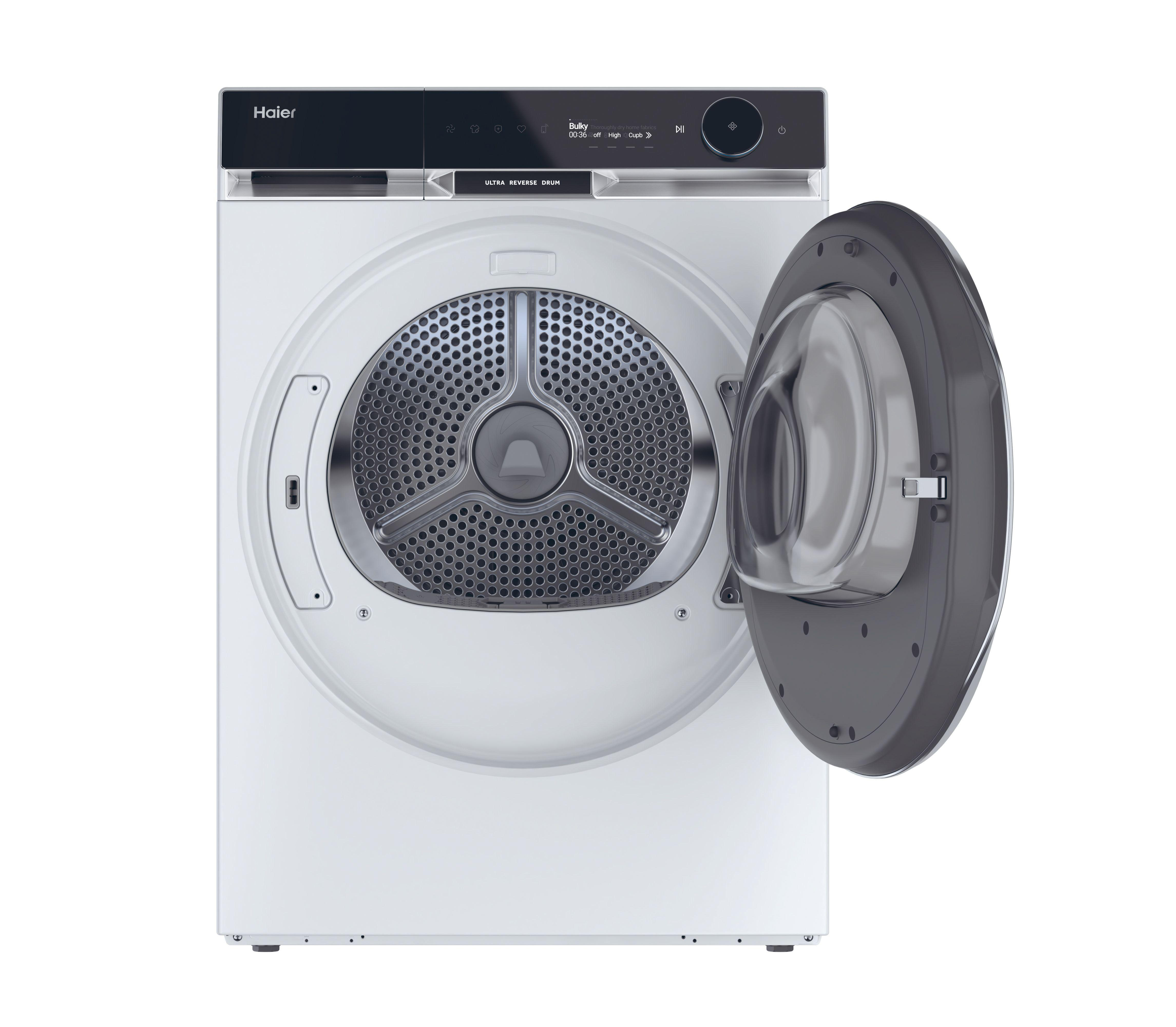 Ein weißer Haier Trockner mit offener Tür, Trommel, schwarzem Display und Bedienelementen.