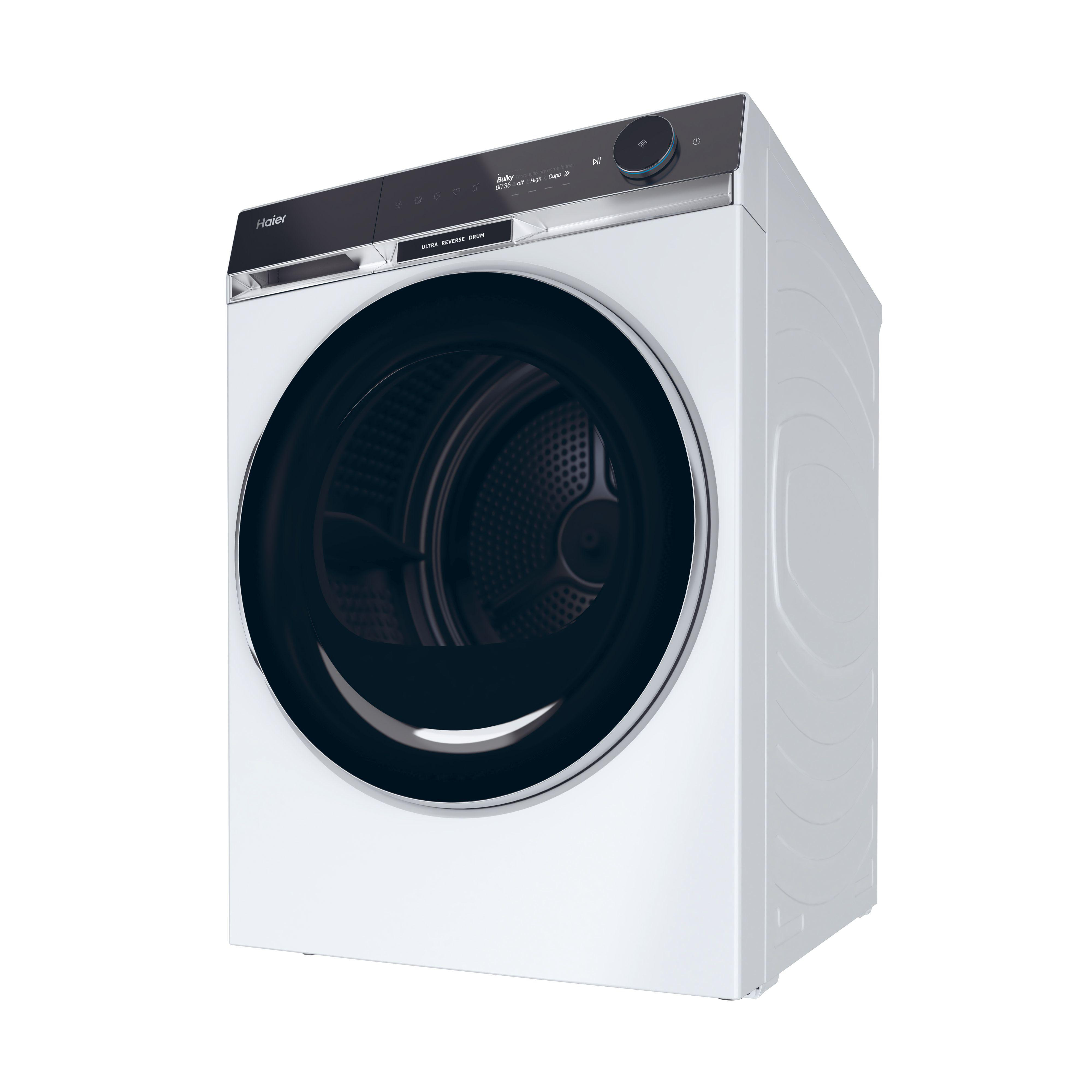 Ein weißer Haier Trockner schräg. Er hat ein schwarzes Display, Knöpfe, eine runde Tür und ein weißes Gehäuse.