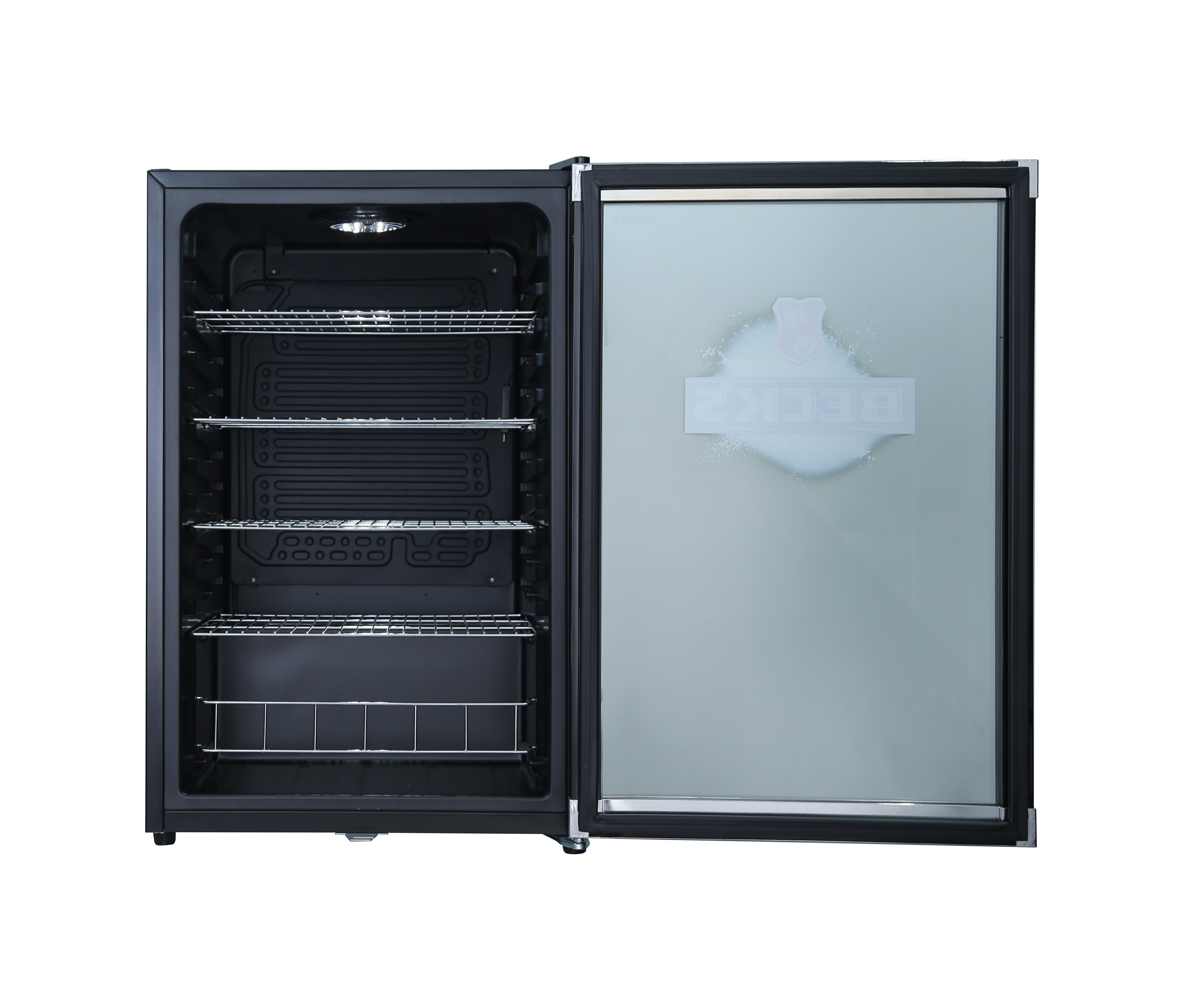 Ein schwarzer Kühlschrank mit offener Tür, der Regale und ein Beck's-Logo zeigt.