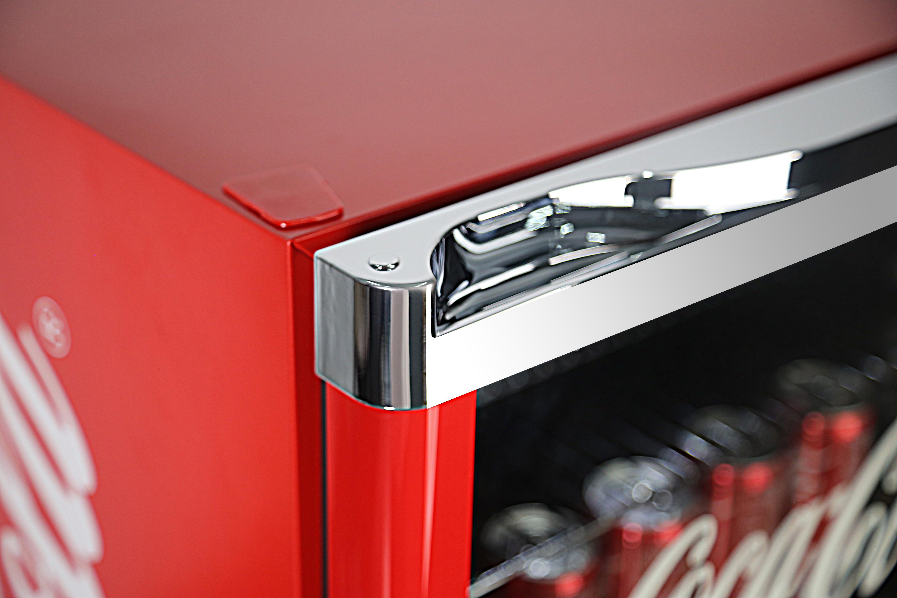 Roter Coca-Cola Mini-Kühlschrank, Detail der oberen Ecke mit Chromleiste.
