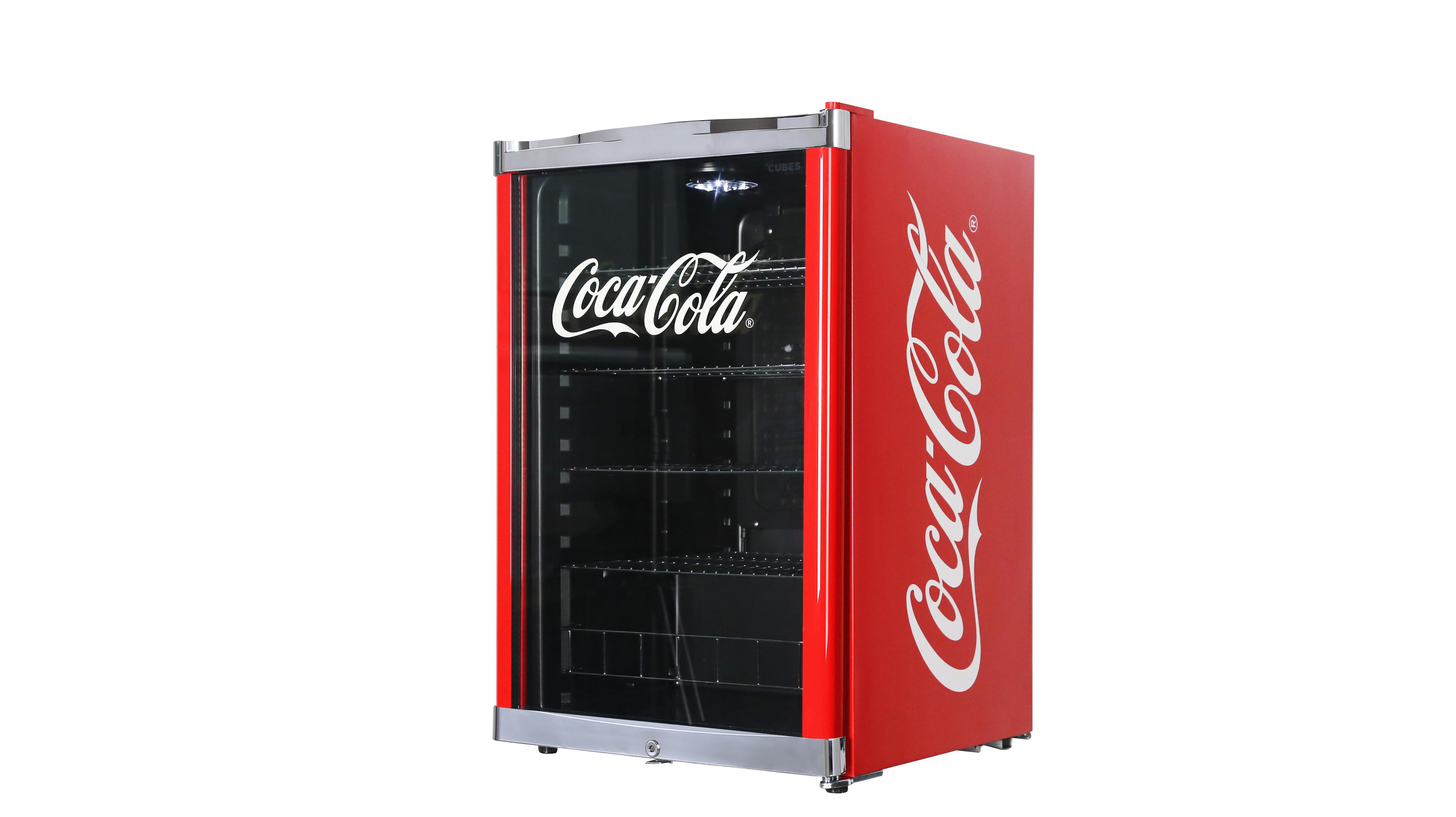 Roter Coca-Cola Mini-Kühlschrank, Vorderansicht. Coca-Cola-Logo auf der Vorderseite, weißer Hintergrund.