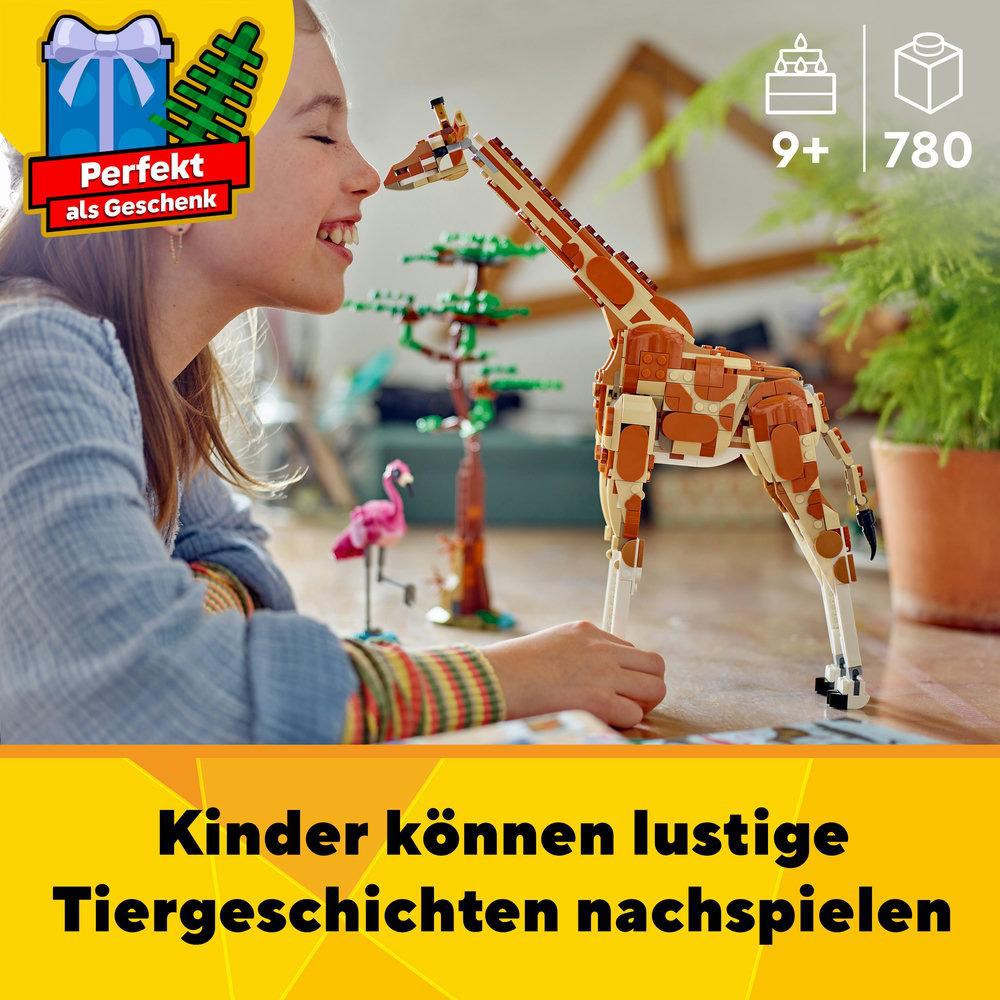 Ein Mädchen lächelt und betrachtet eine Lego-Giraffe. Ein pinker Flamingo und ein kleiner Baum sind im Hintergrund.