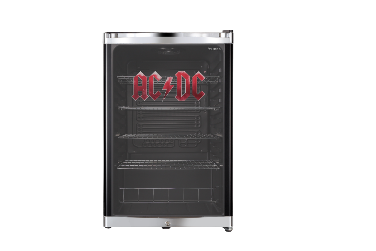 AC/DC Minikühlschrank. Schwarz mit rotem AC/DC Logo. Glastür. Drei Regale innen.