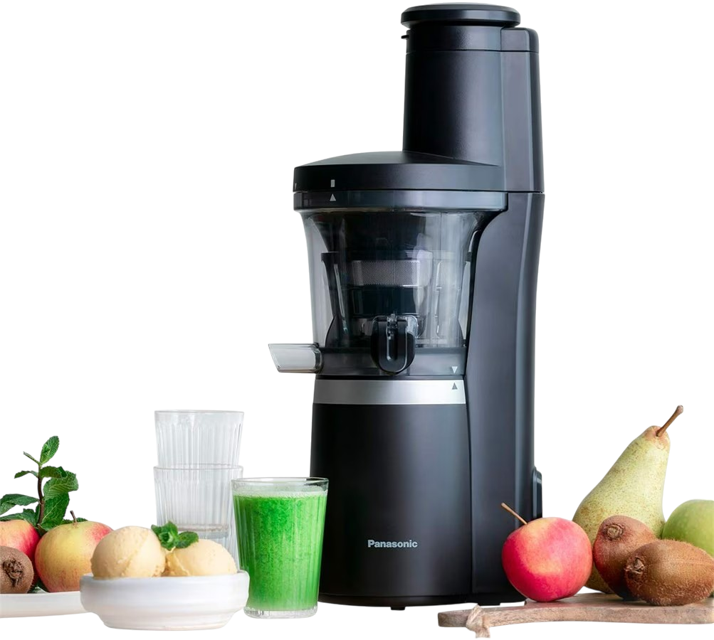 Entsafter mit Früchten und einem grünen Smoothie im Glas.