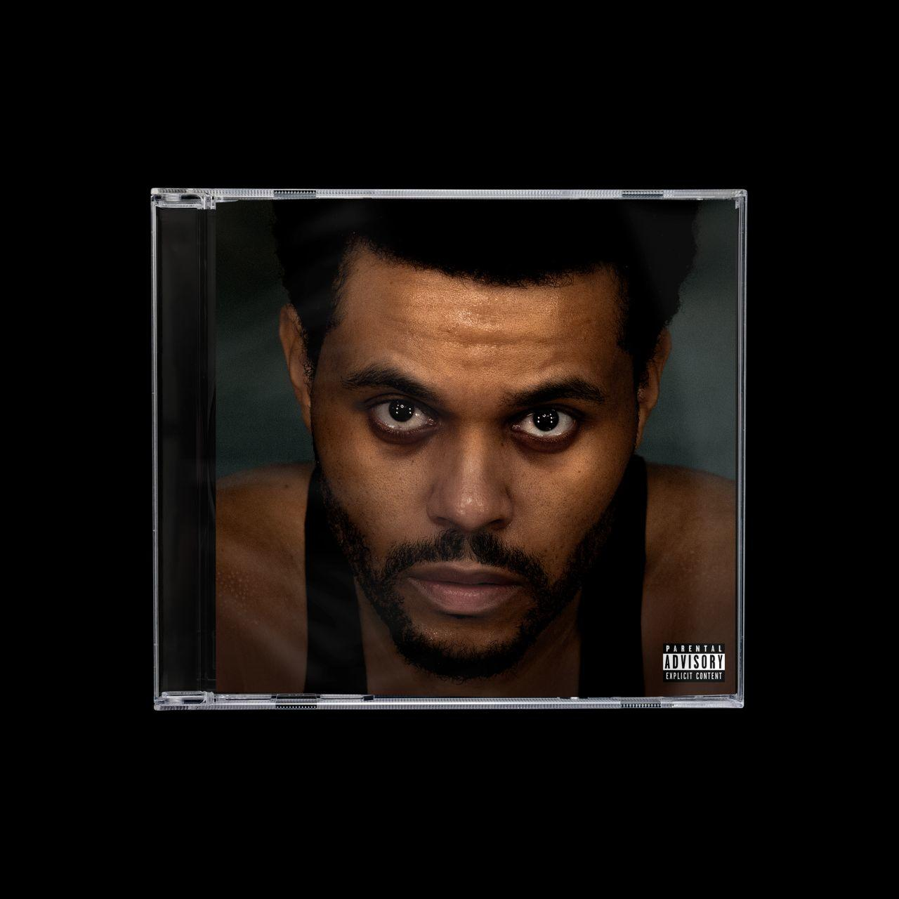 CD-Hülle mit dem Gesicht von The Weeknd, der den Betrachter ansieht. Schwarzer Hintergrund.