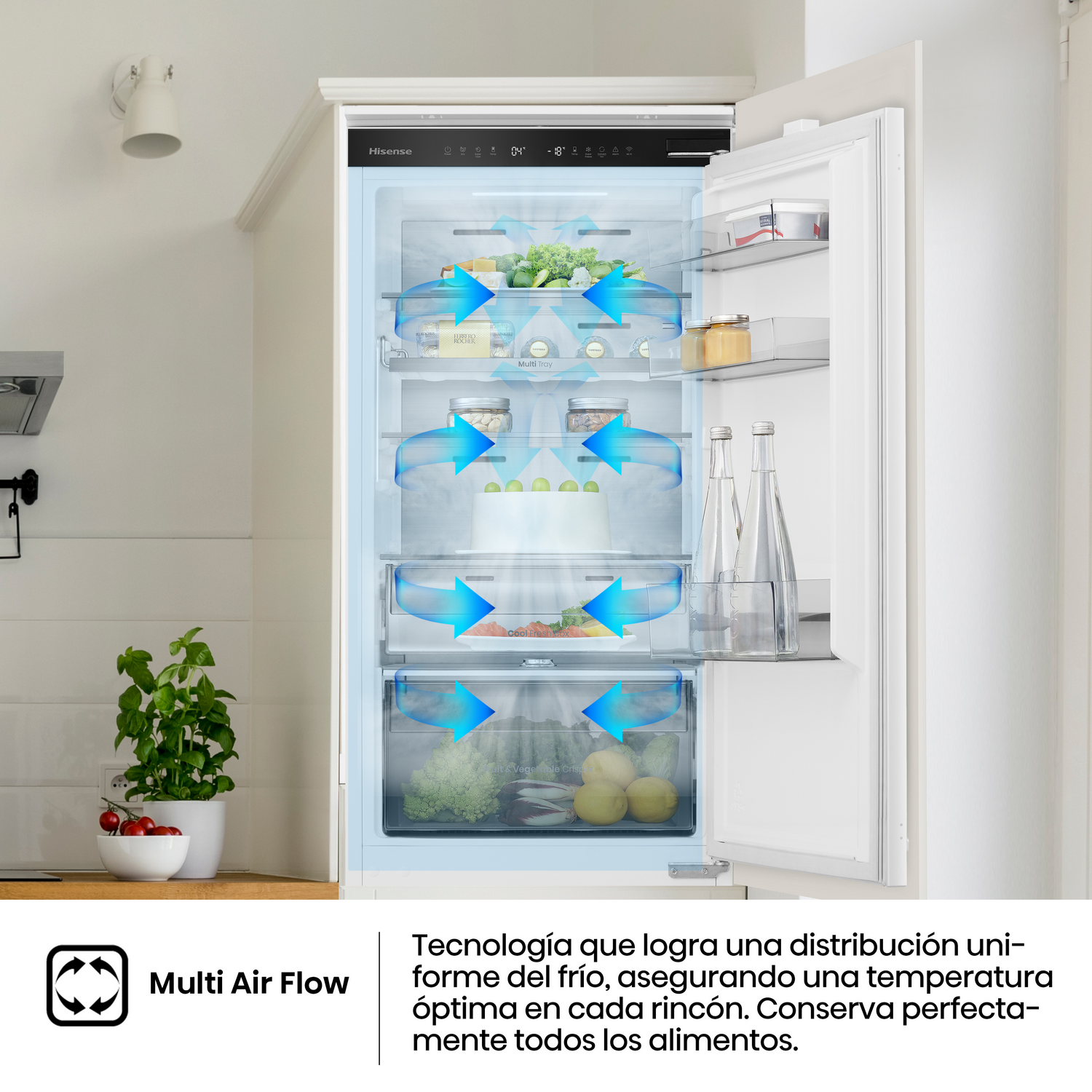 Nevera Hisense abierta con alimentos y flujo de aire múltiple. Vegetales, mantequilla, botellas y una planta son visibles.