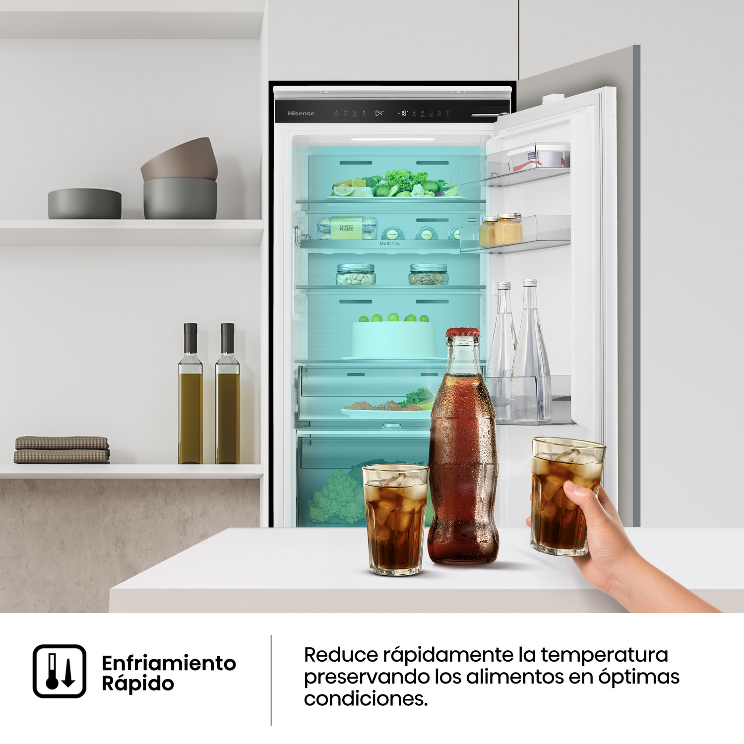 Refrigerador abierto con bebidas, frutas y texto: Enfriamiento Rápido (Enfriamiento rápido).
