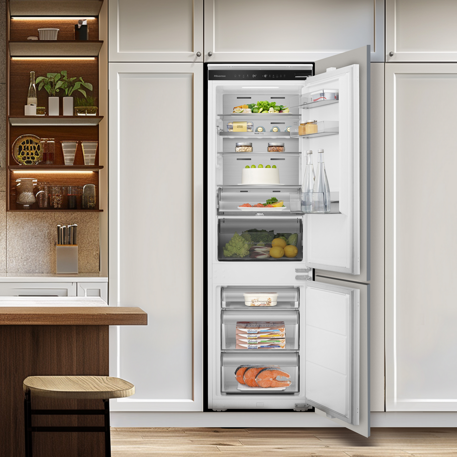 Refrigerador con puerta abierta. El contenido incluye alimentos. Ambiente de cocina con gabinetes y una encimera de madera.