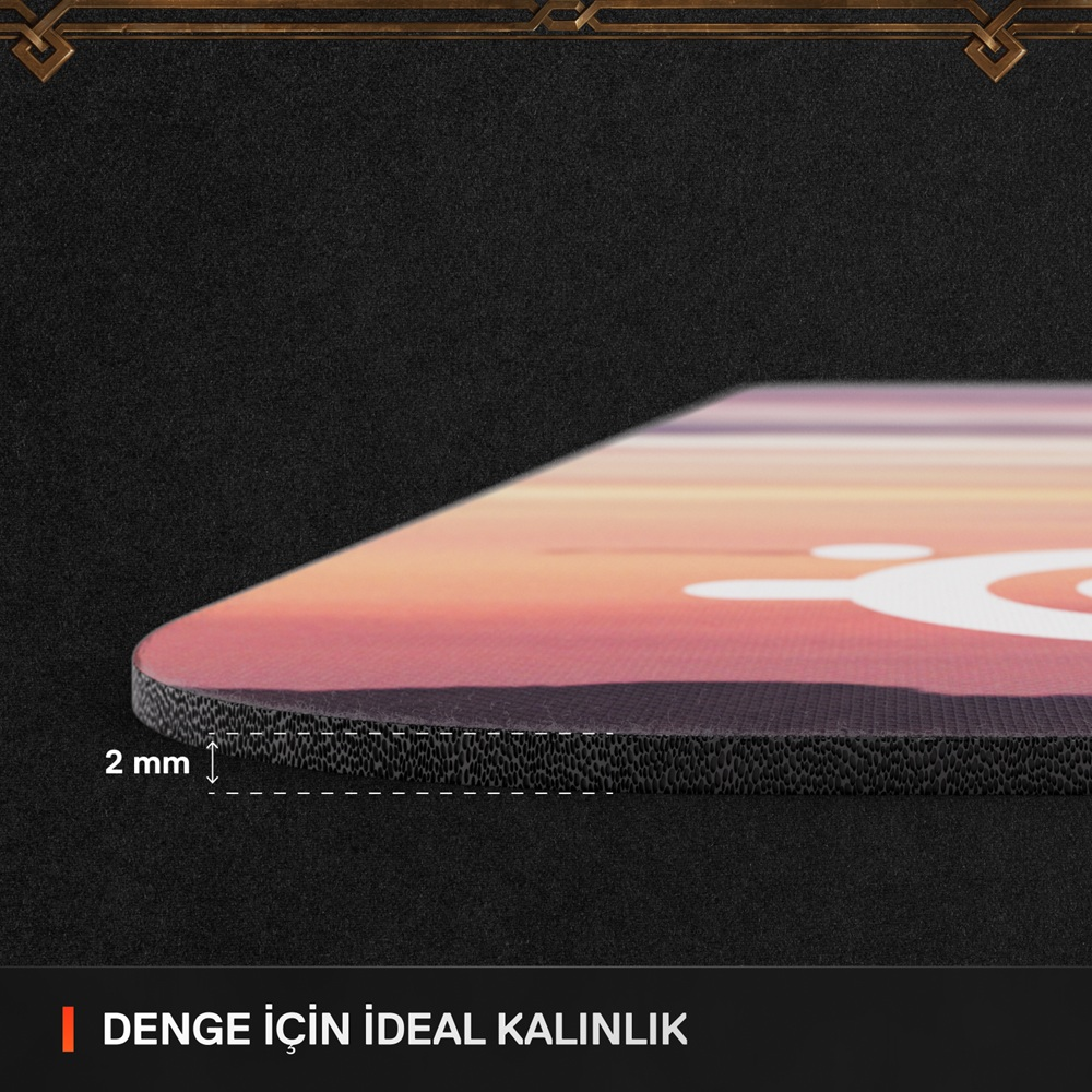 Siyah mousepad, üstte turuncu gün batımı.