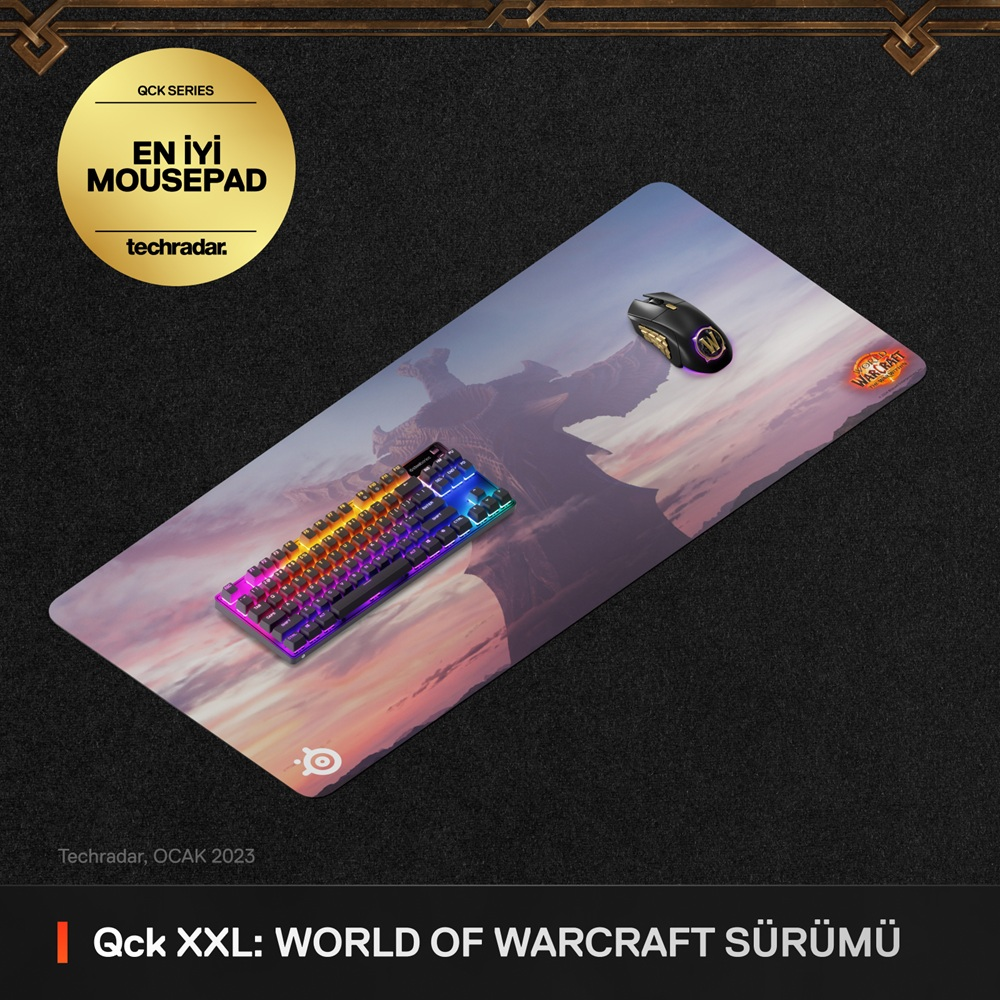 Klavye, fare ve altın renkli yazılı bir mouse pad. Arka plan dijital bir sahne.