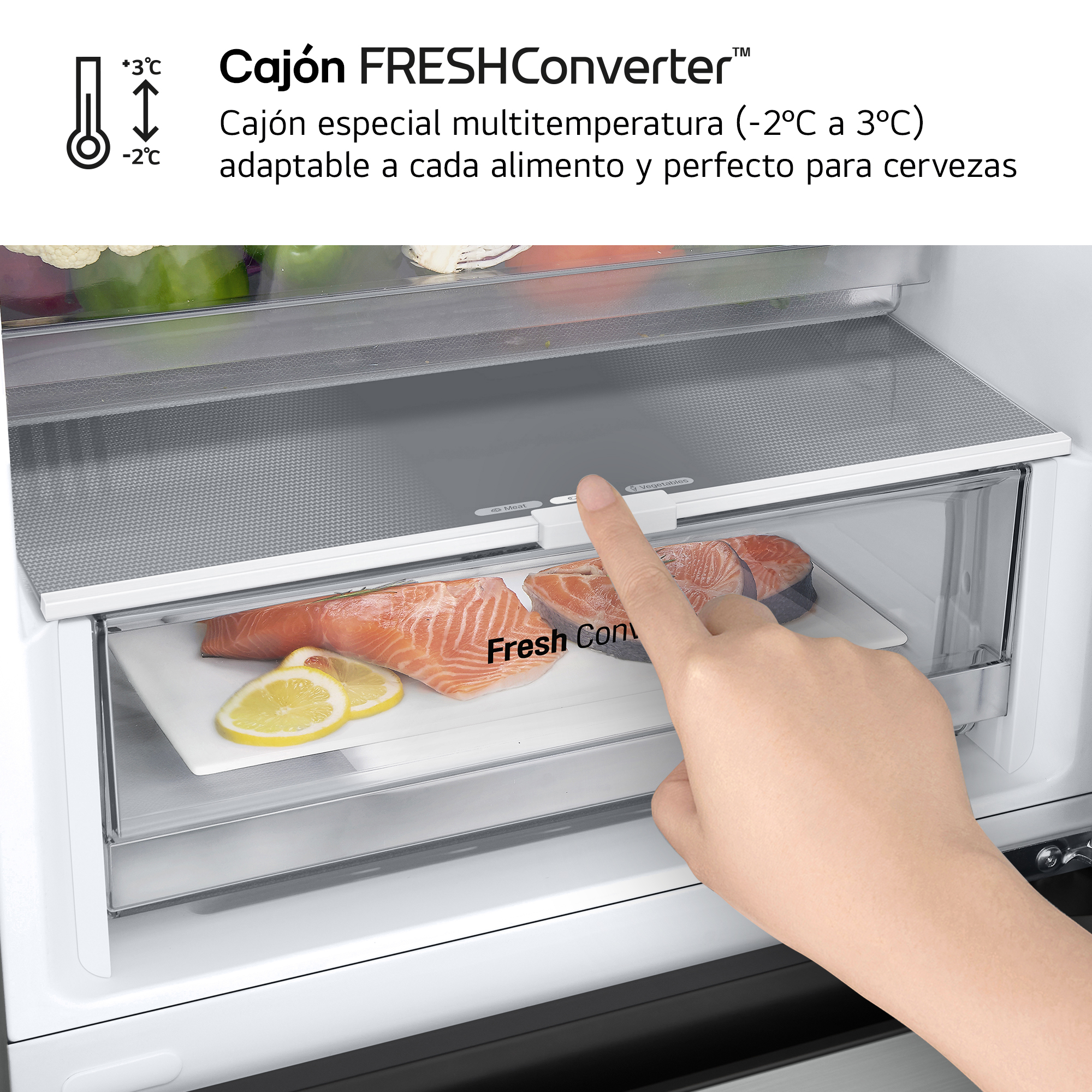 Cajón de refrigerador con salmón y limones. Mano señala el cajón, con texto.