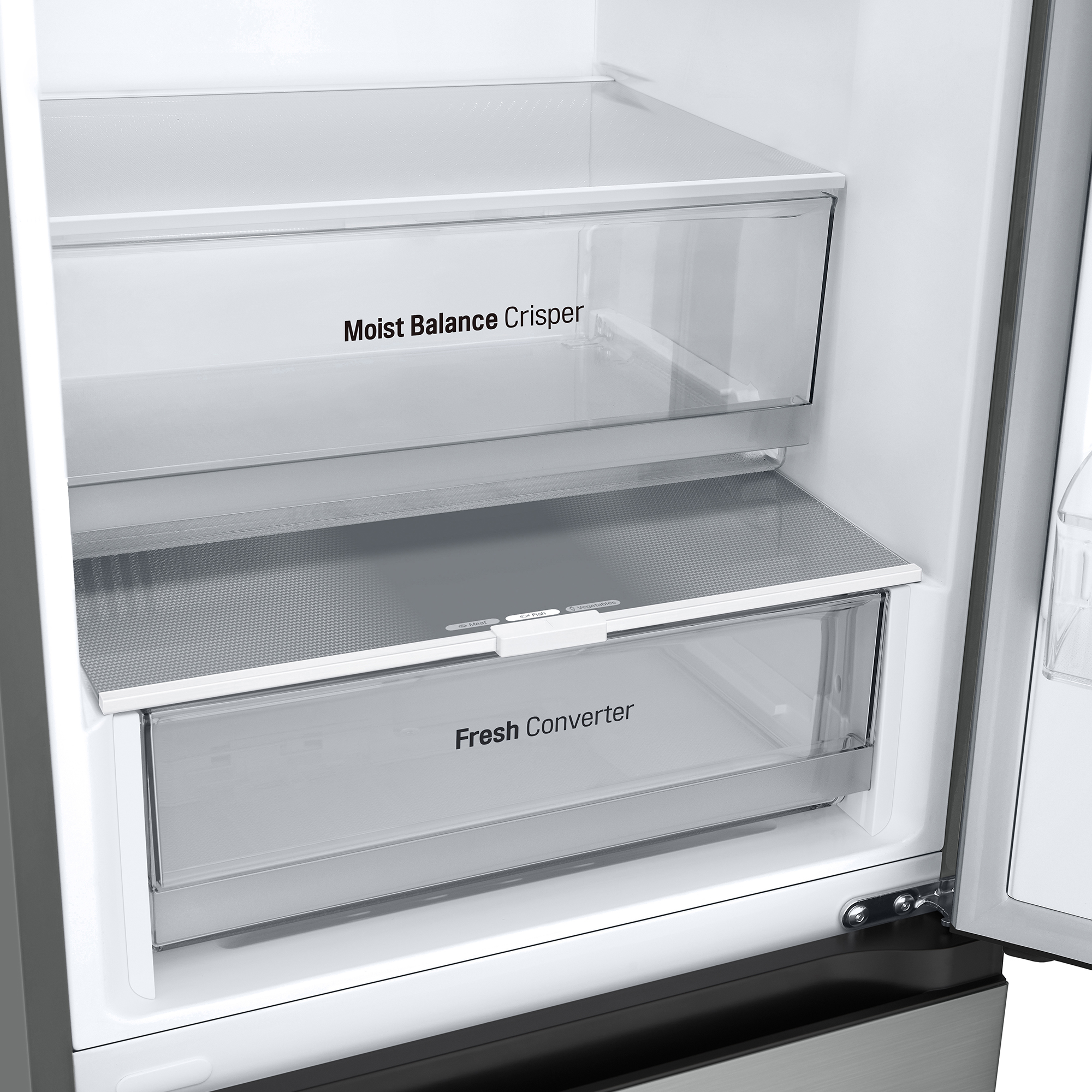 Cajones del refrigerador abiertos. Etiquetas de texto: Moist Balance Crisper y Fresh Converter.