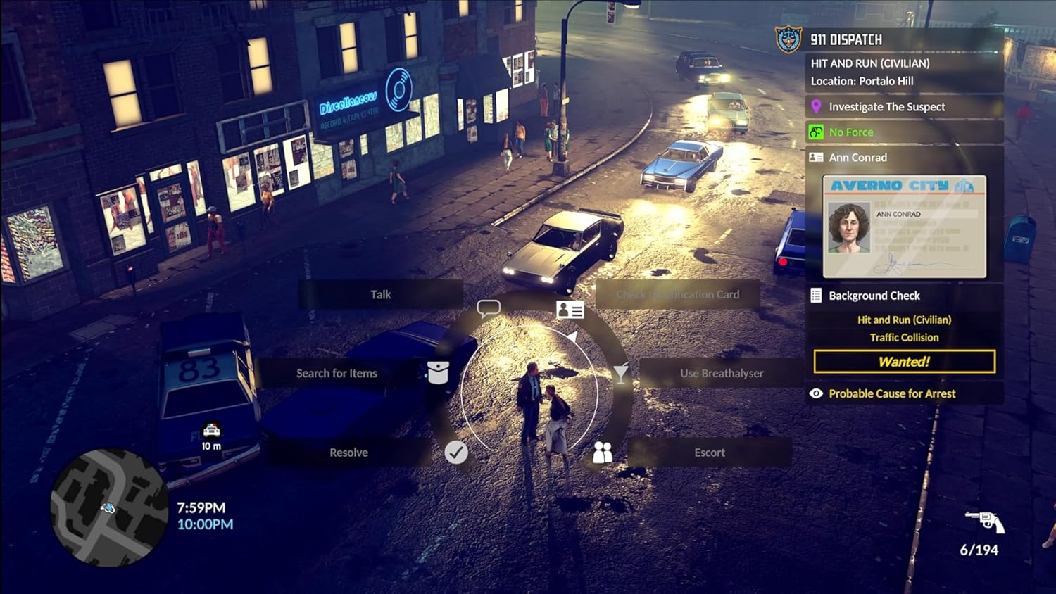 Escena nocturna. Coche de policía, civiles y sospechosos en la calle. Interfaz de juego visible. Edificios al fondo.