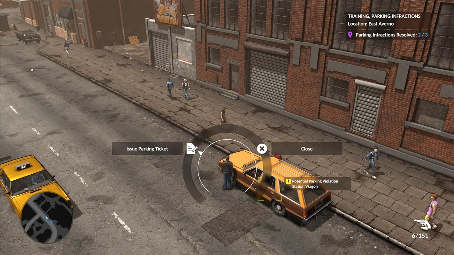 Escena de juego: Policía poniendo una multa a un vagón marrón en una calle de la ciudad.