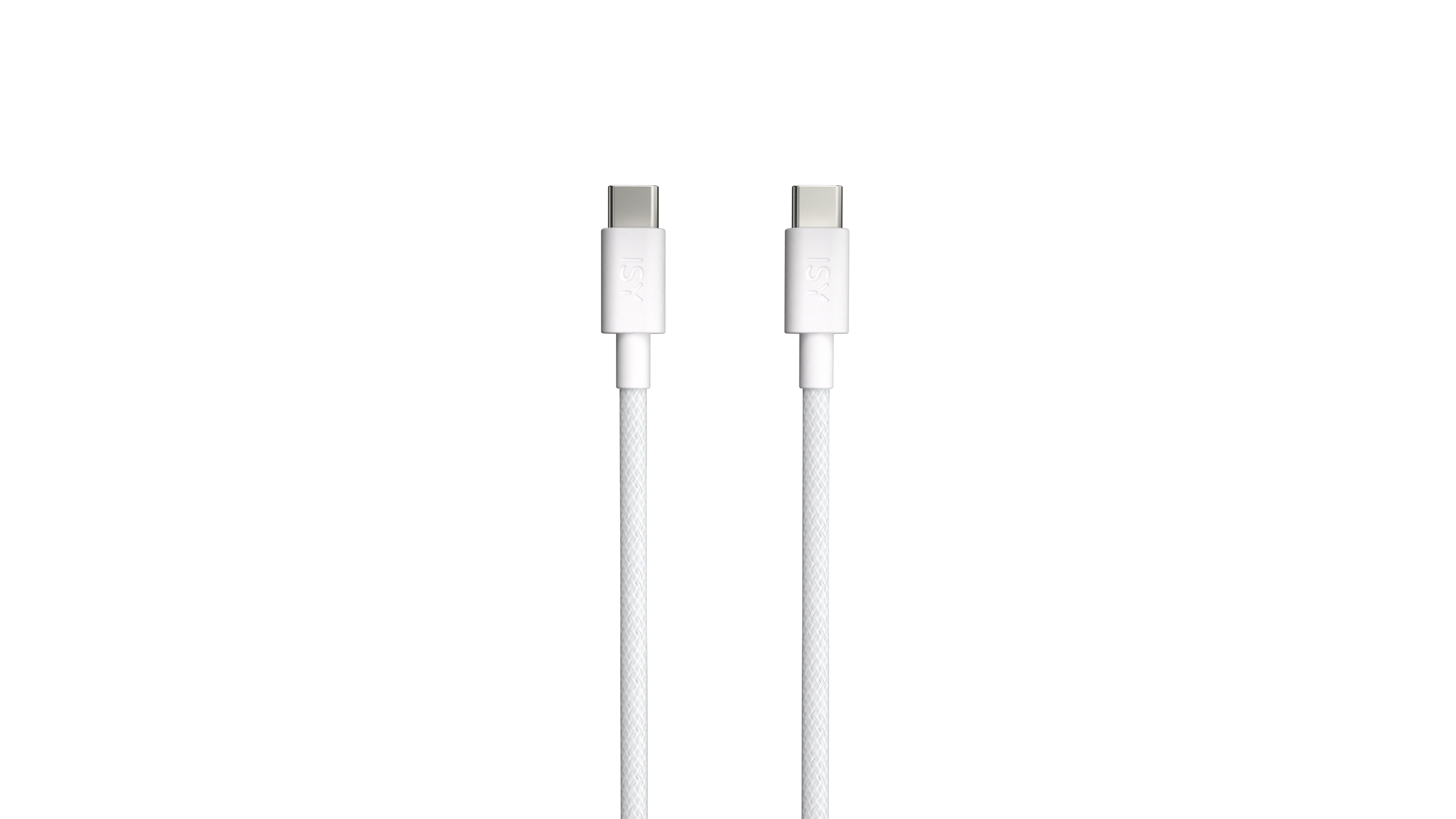 Zwei weiße USB-C-Kabel nebeneinander vor schwarzem Hintergrund. Sie haben weiße Anschlüsse.