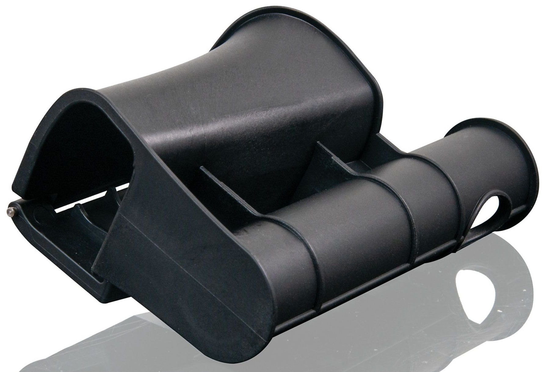 Czarny plastikowy przedmiot o zakrzywionym kształcie i kilku otworach. Odbija światło.