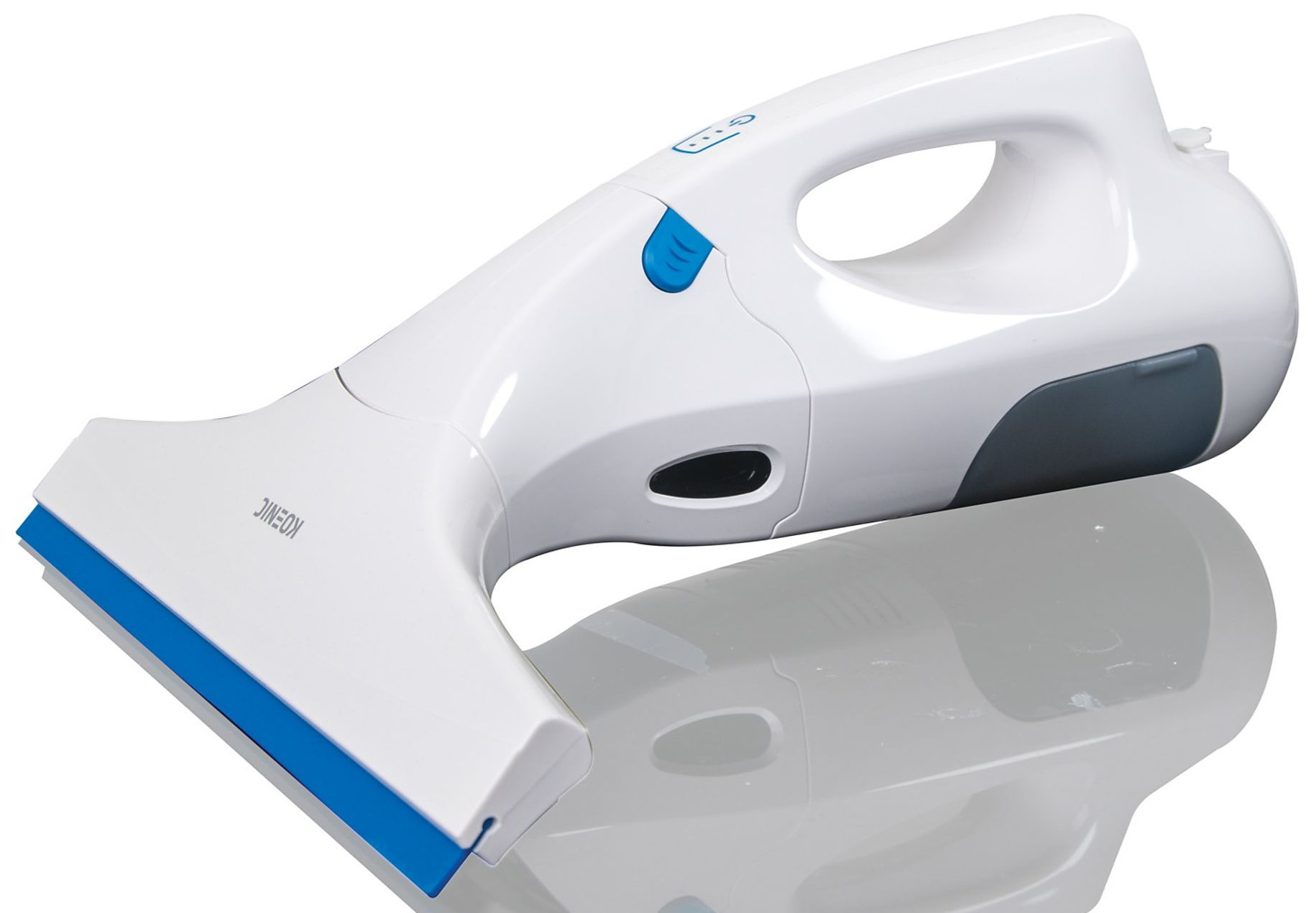 Biała myjka do okien KÖNIG. Niebieskie ostrze zgarniacza, szare detale. Odbite na powierzchni.