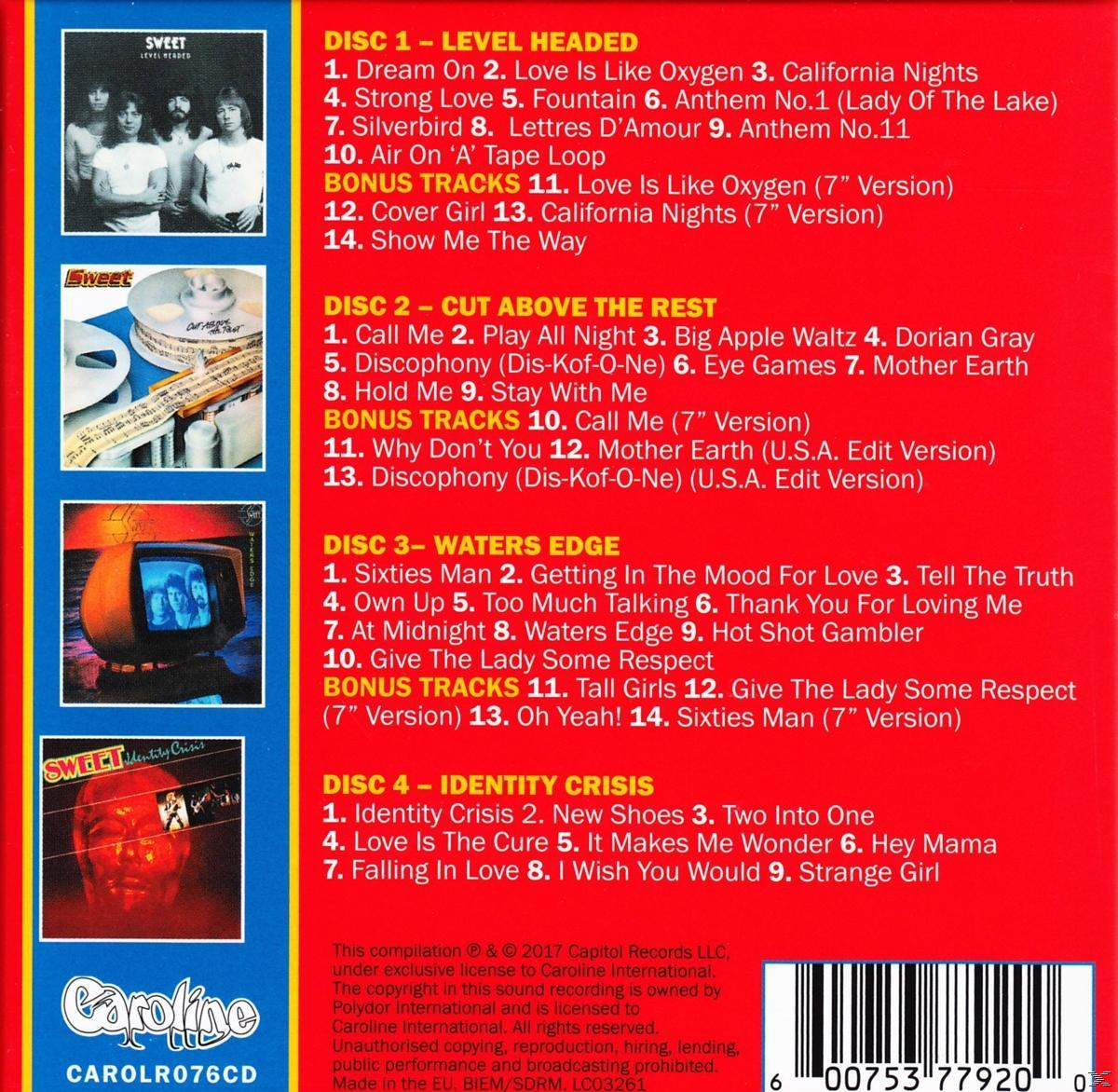 CD-Rückseite mit Songtiteln, einem Bandfoto und Text auf rotem, weißem und gelbem Hintergrund.