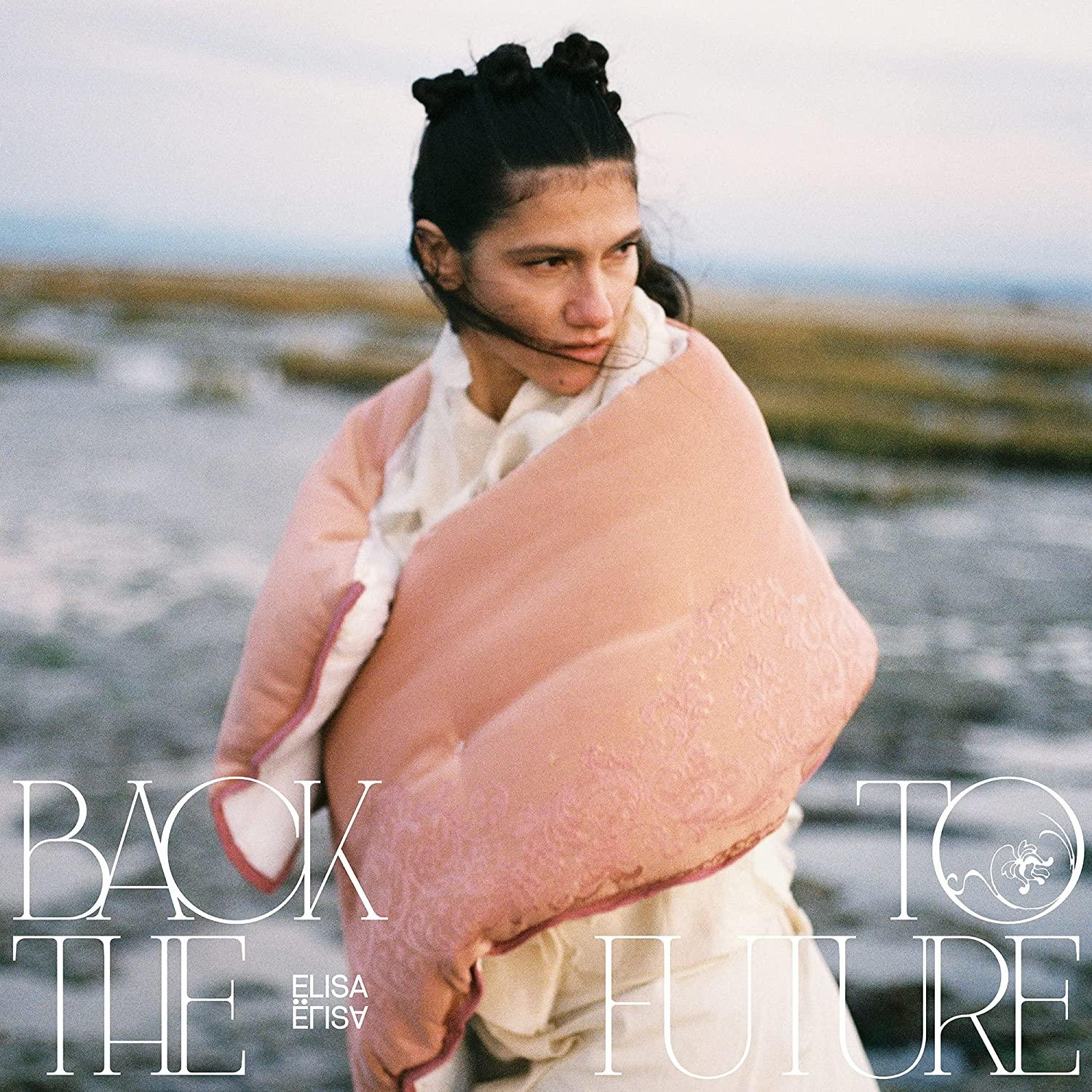 Eine Frau in rosa und weißer Kleidung steht draußen. Text 'Back to the Future' ist sichtbar.