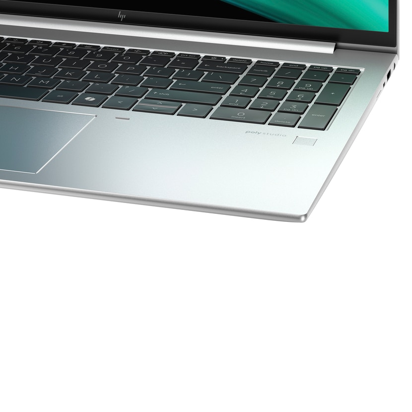 Nahaufnahme von Laptop-Tastatur und Touchpad. Silber- und Grüntöne.