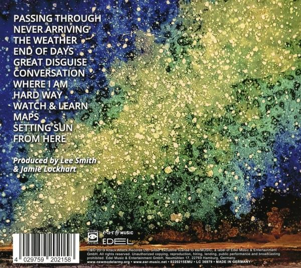 Ein Bild der Rückseite eines Produkts mit dem Text „PASSING THROUGH“.