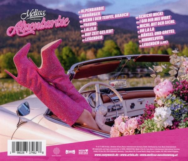 Eine Frau in rosa Stiefeln lehnt sich in ein Auto.