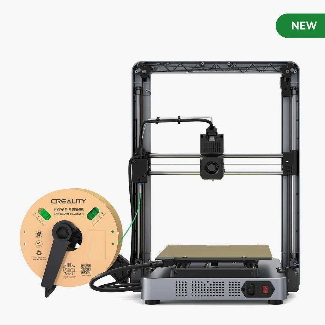 Kahverengi bir filament makarası ve yeşil 'YENİ' etiketi olan bir 3D yazıcı.