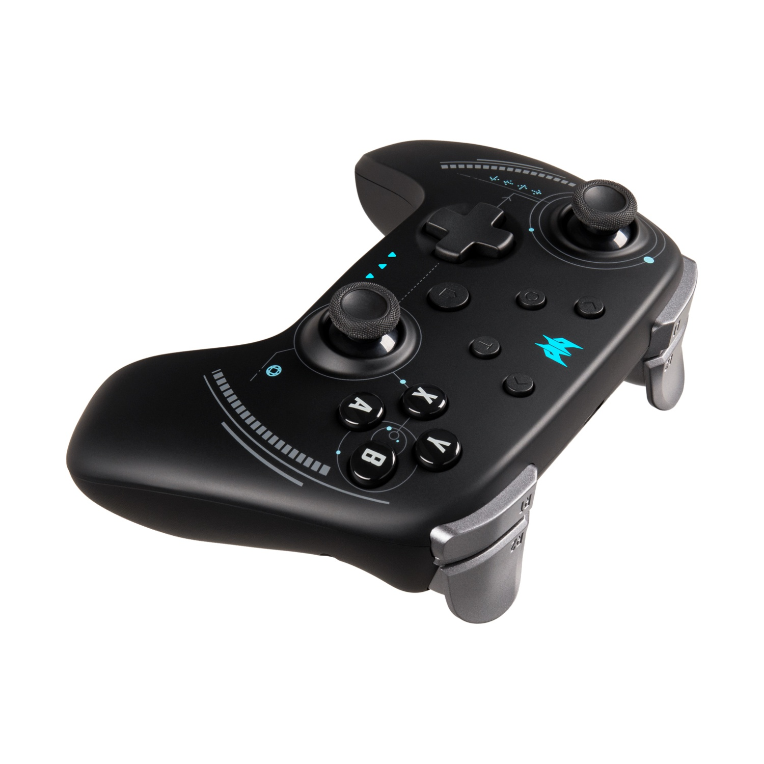 Un controller di gioco nero con accenti argentati. I pulsanti includono A, B, X e Y. Ha due joystick.