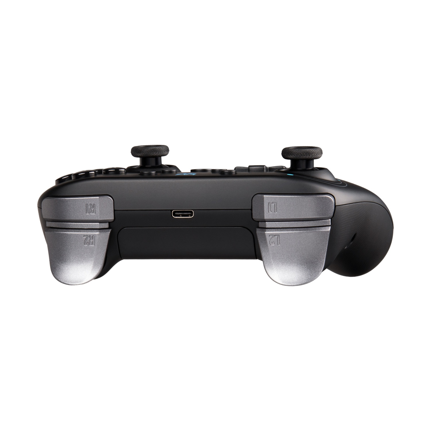 Un controller di gioco nero con accenti argentati. Ha i pulsanti L1, R1, L2 e R2. Porta USB visibile.