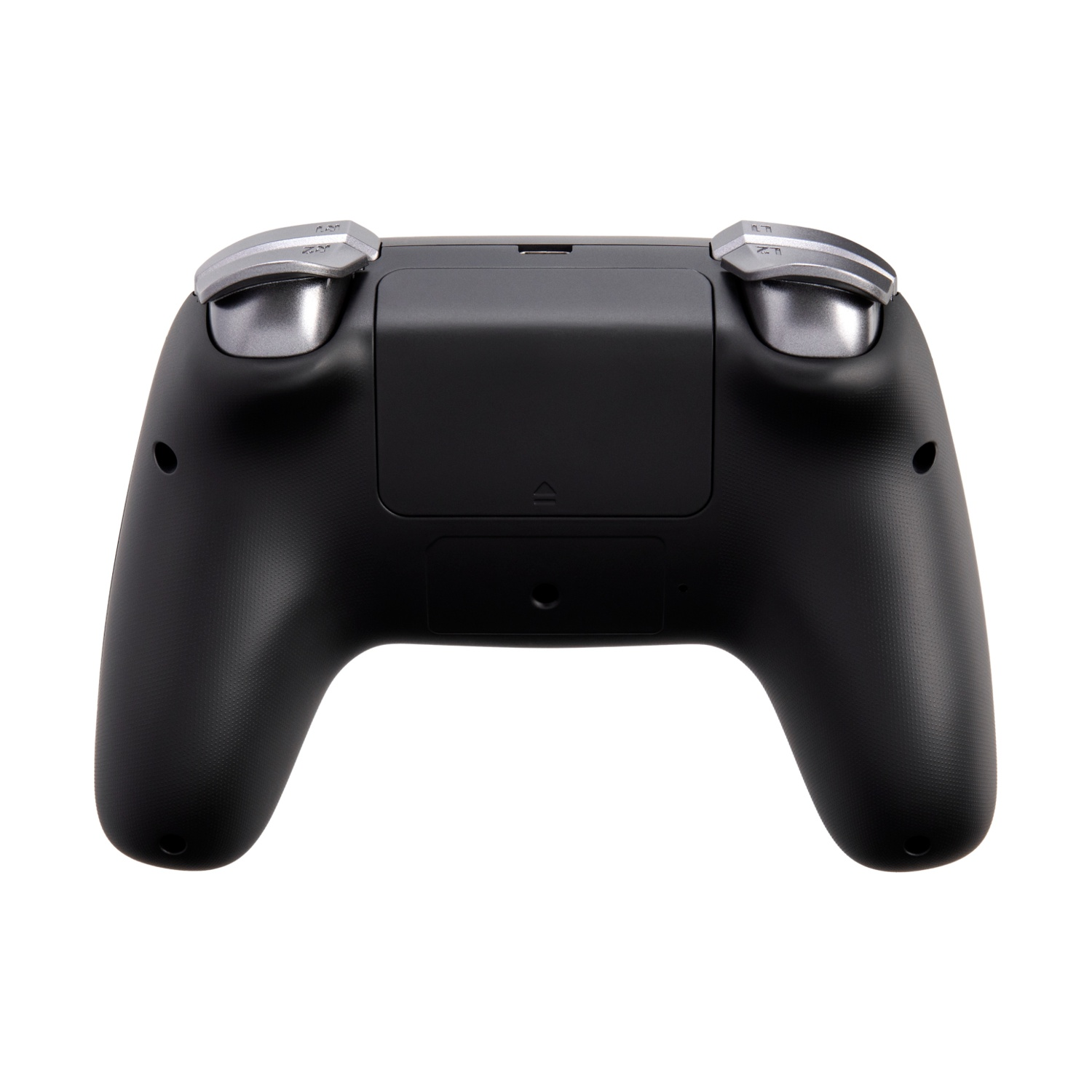 Un controller di gioco nero con accenti argentati sul retro. Ha pulsanti e un vano batteria.