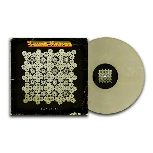 Vinyl-Schallplatte mit einem Schwarz-Weiß-Design auf schwarzem Hintergrund.