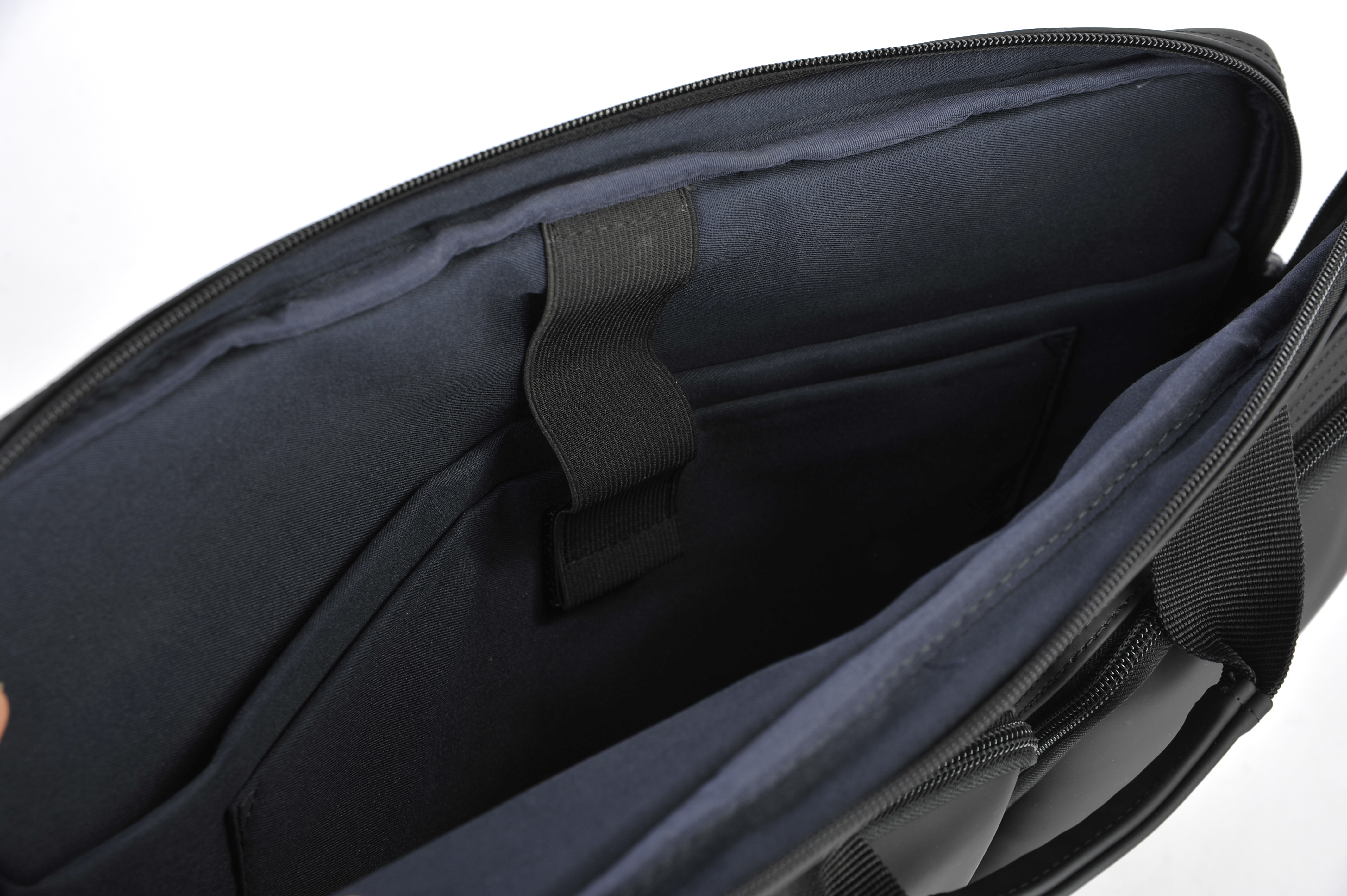 Ein offener schwarzer Aktenkoffer, der das Innere mit Taschen und Riemen zeigt.