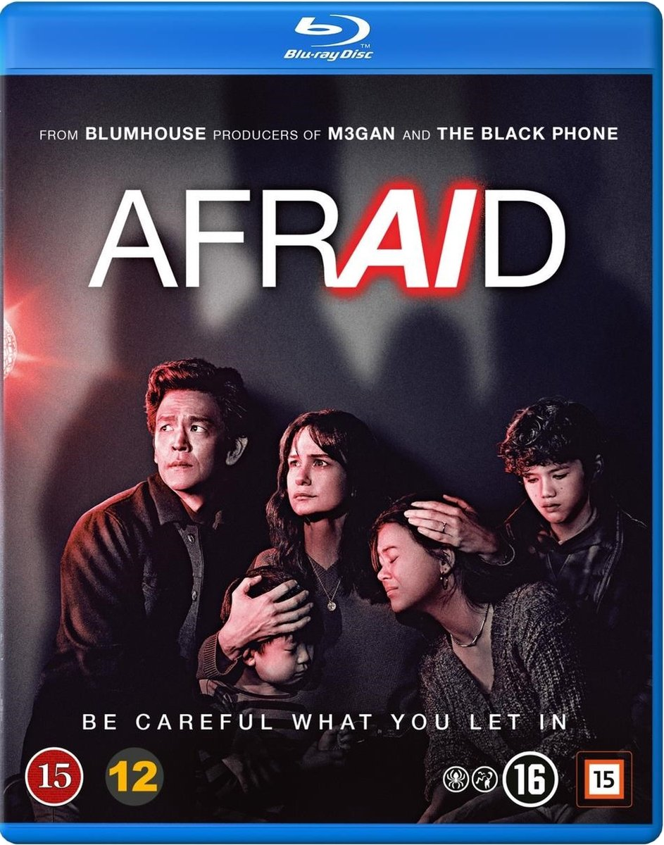 Affiche du film : Famille de cinq personnes effrayées. Titre : AFRAID. Slogan : Faites attention à ce que vous laissez entrer.