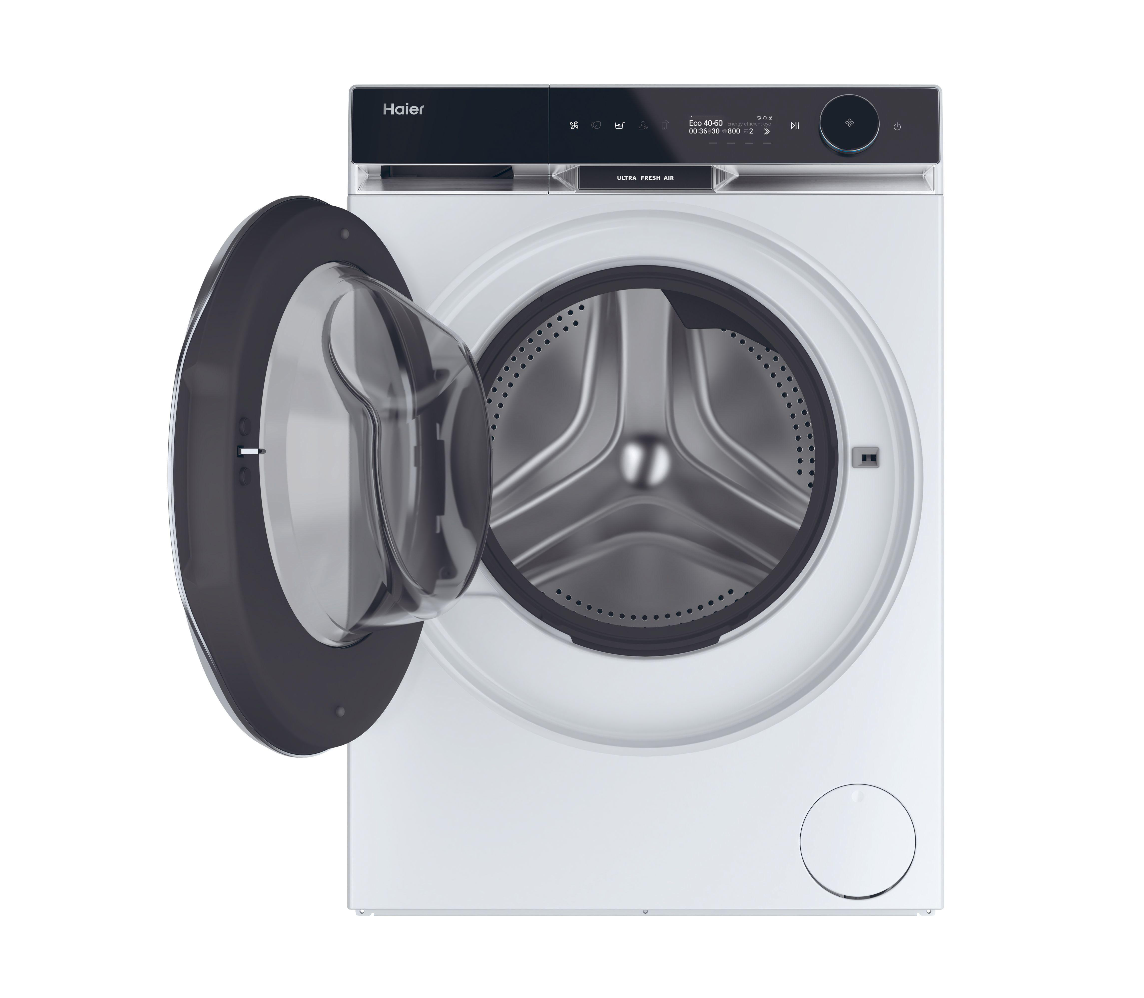 Eine weiße Waschmaschine von Haier mit offener Tür.