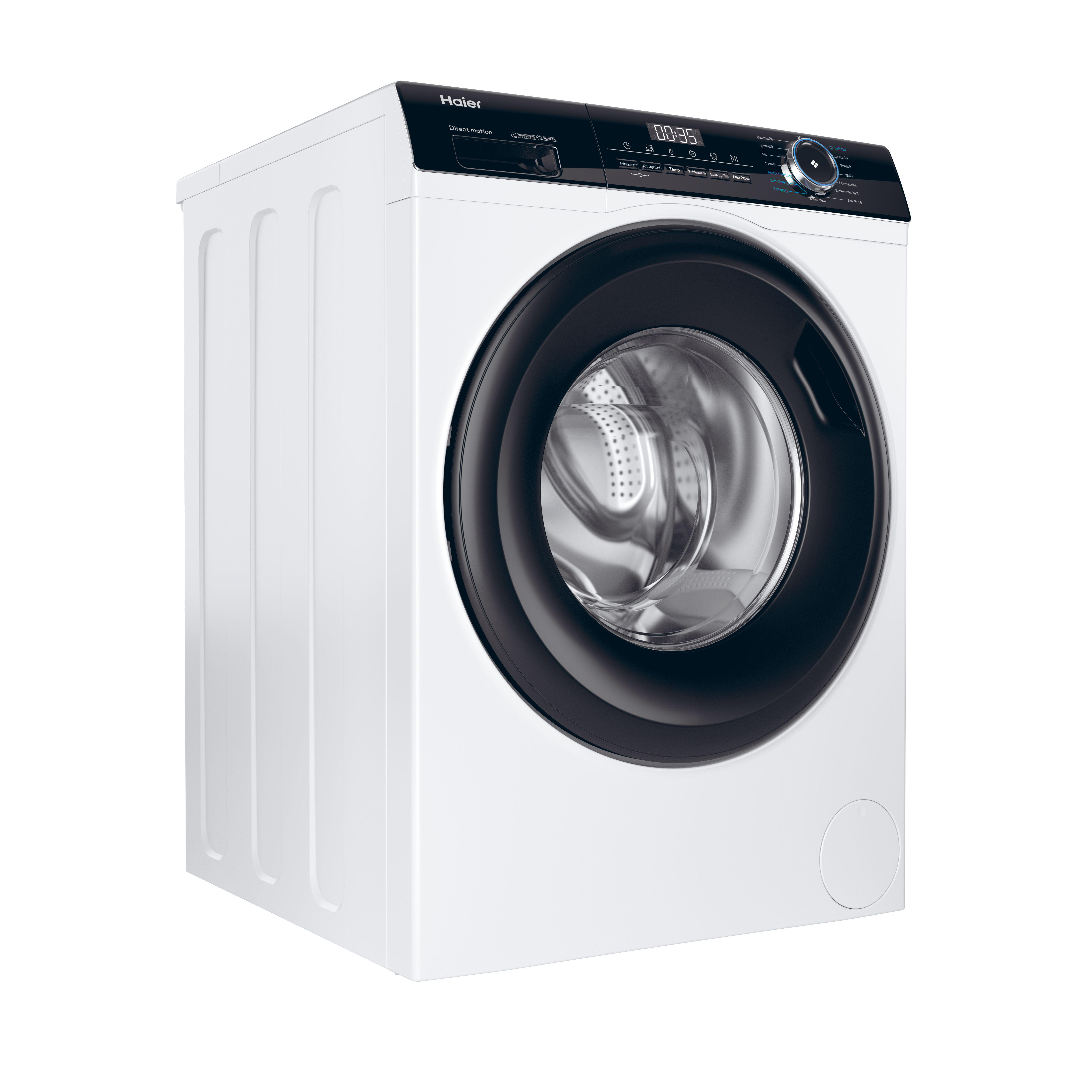 Eine weiße Haier Waschmaschine in einem Winkel betrachtet.