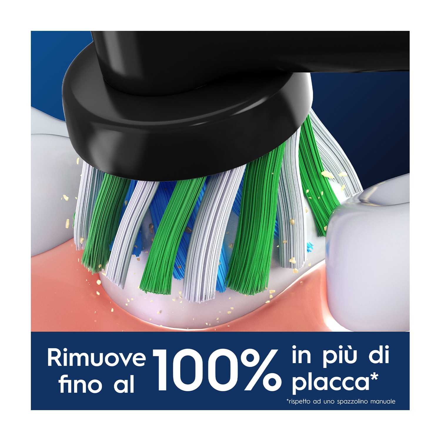 Primo piano di una testina spazzolino che pulisce i denti. Lo spazzolino è nero, con setole verdi, bianche e blu.