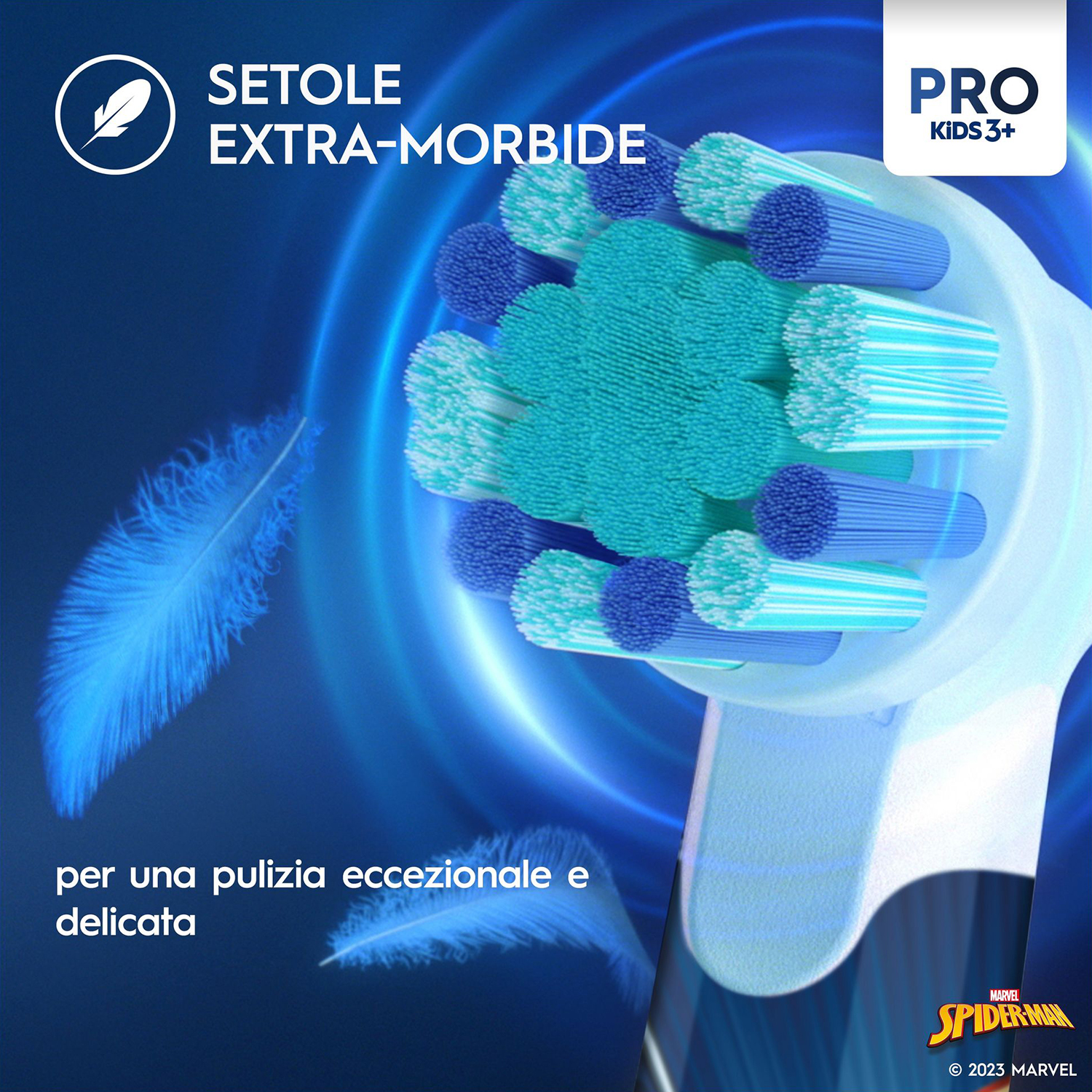 Primo piano di una testina con setole extra-morbide. Due piume blu vicino alla testina.