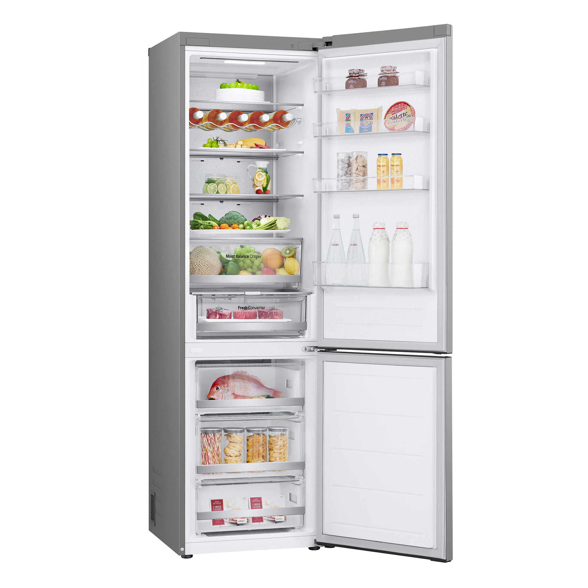Refrigerador plateado abierto con varios alimentos visibles dentro de los compartimentos.