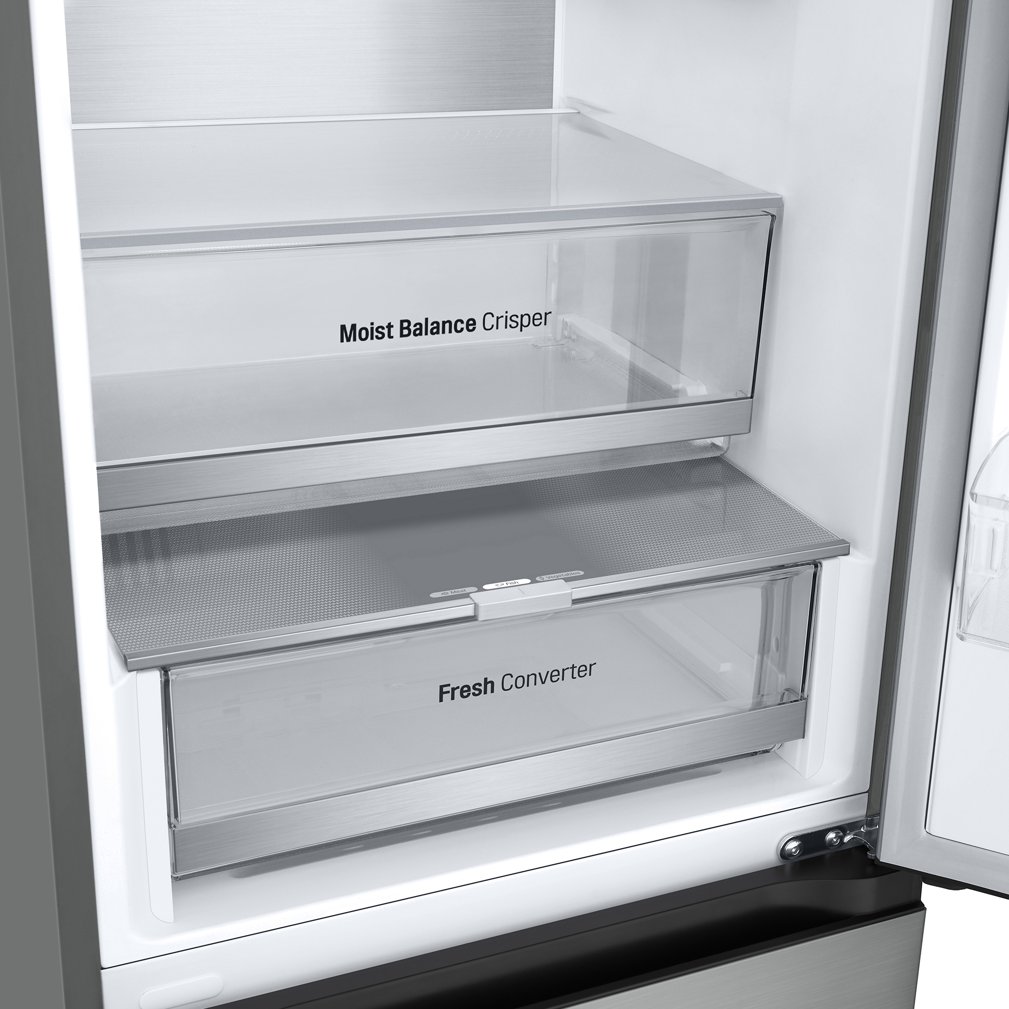 Interior de refrigerador con dos cajones transparentes etiquetados como 'Moist Balance Crisper' y 'Fresh Converter'.