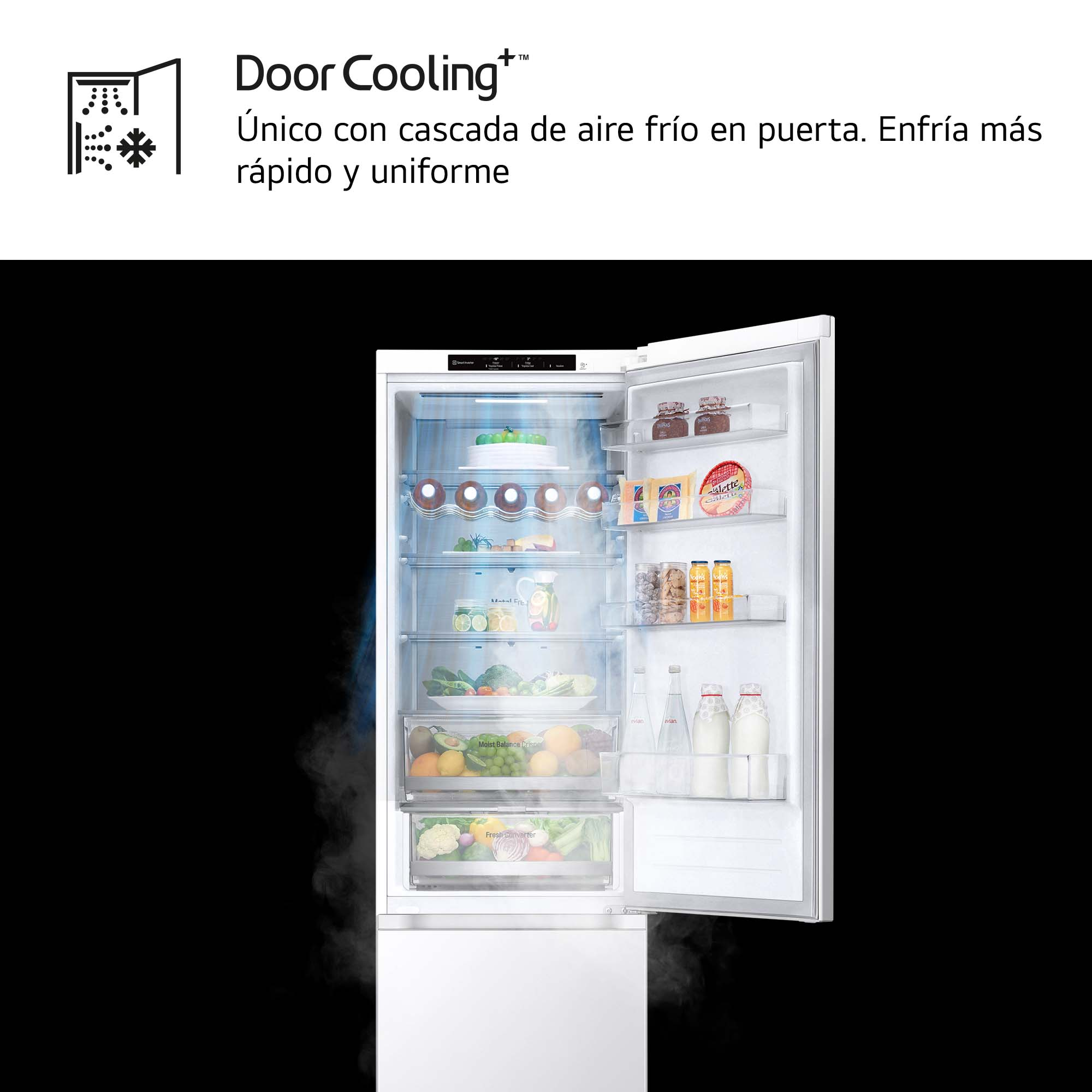 Un frigorífico blanco y plateado con la puerta abierta y comida dentro.