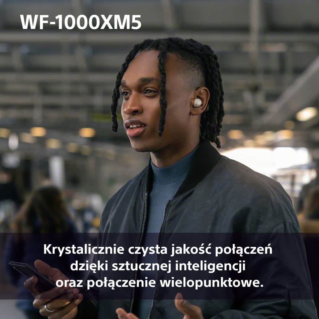 Mężczyzna w słuchawkach używa telefonu. Nakładka tekstowa: WF-1000XM5.