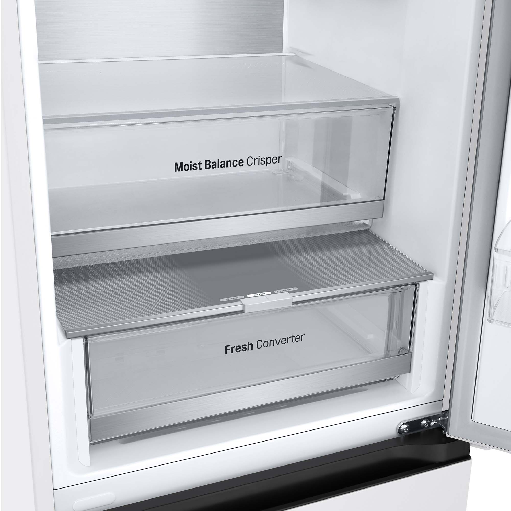Interior de un refrigerador blanco. Cajones Moist Balance Crisper y Fresh Converter.
