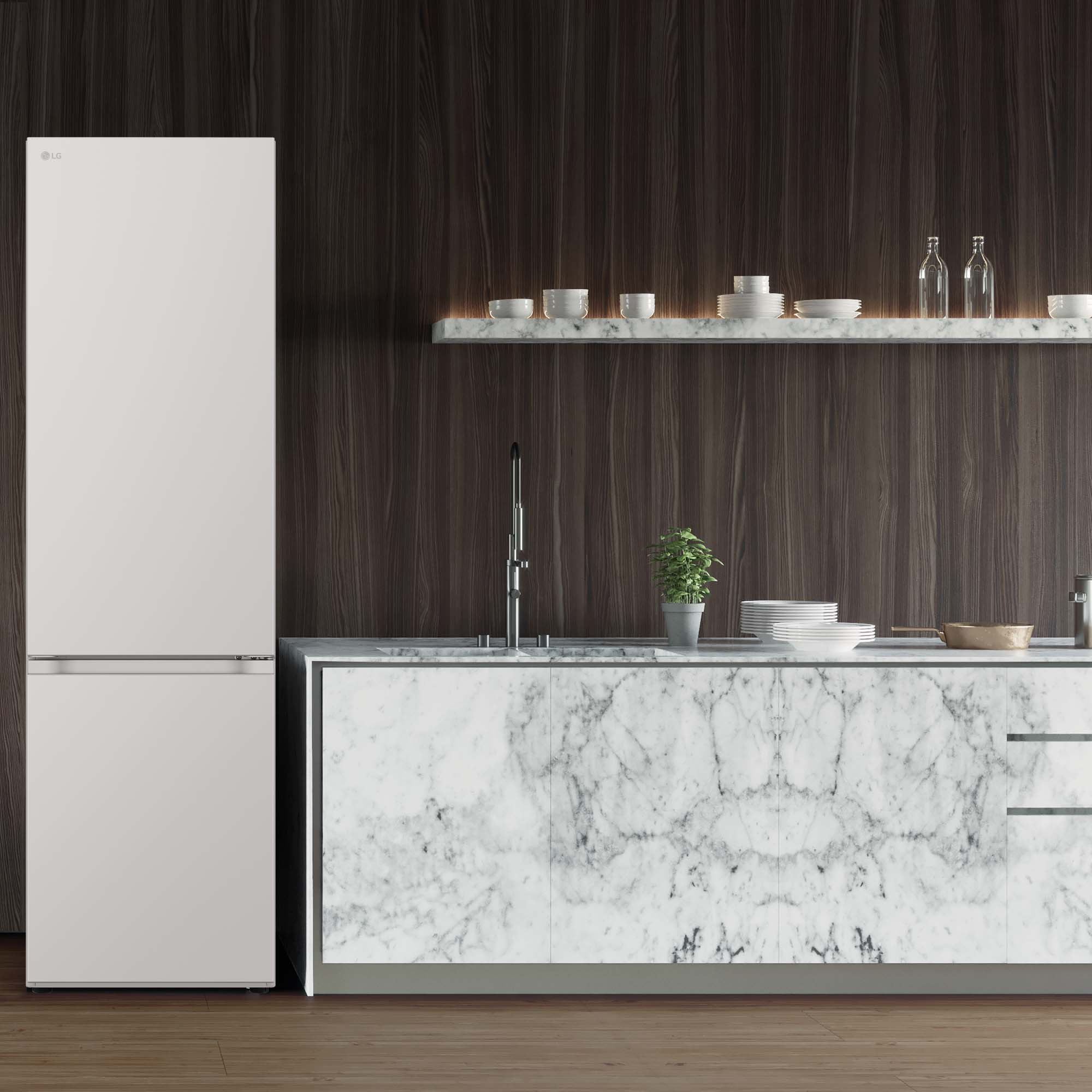 Un refrigerador blanco en un ambiente de cocina. Encimera de mármol y fondo de madera oscura.
