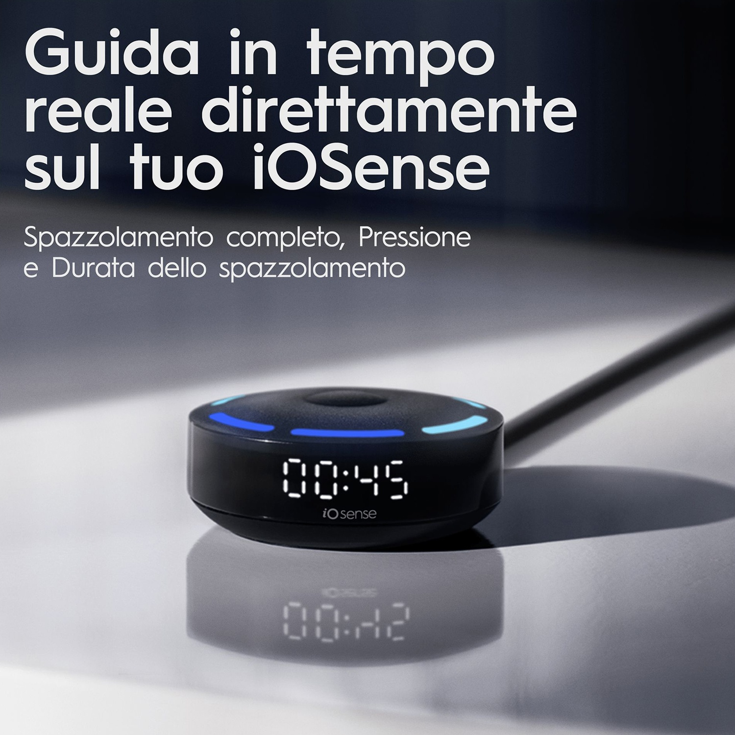Dispositivo iO Sense, mostra l'ora. Testo sopra: Guida in tempo reale sul tuo iOsense.