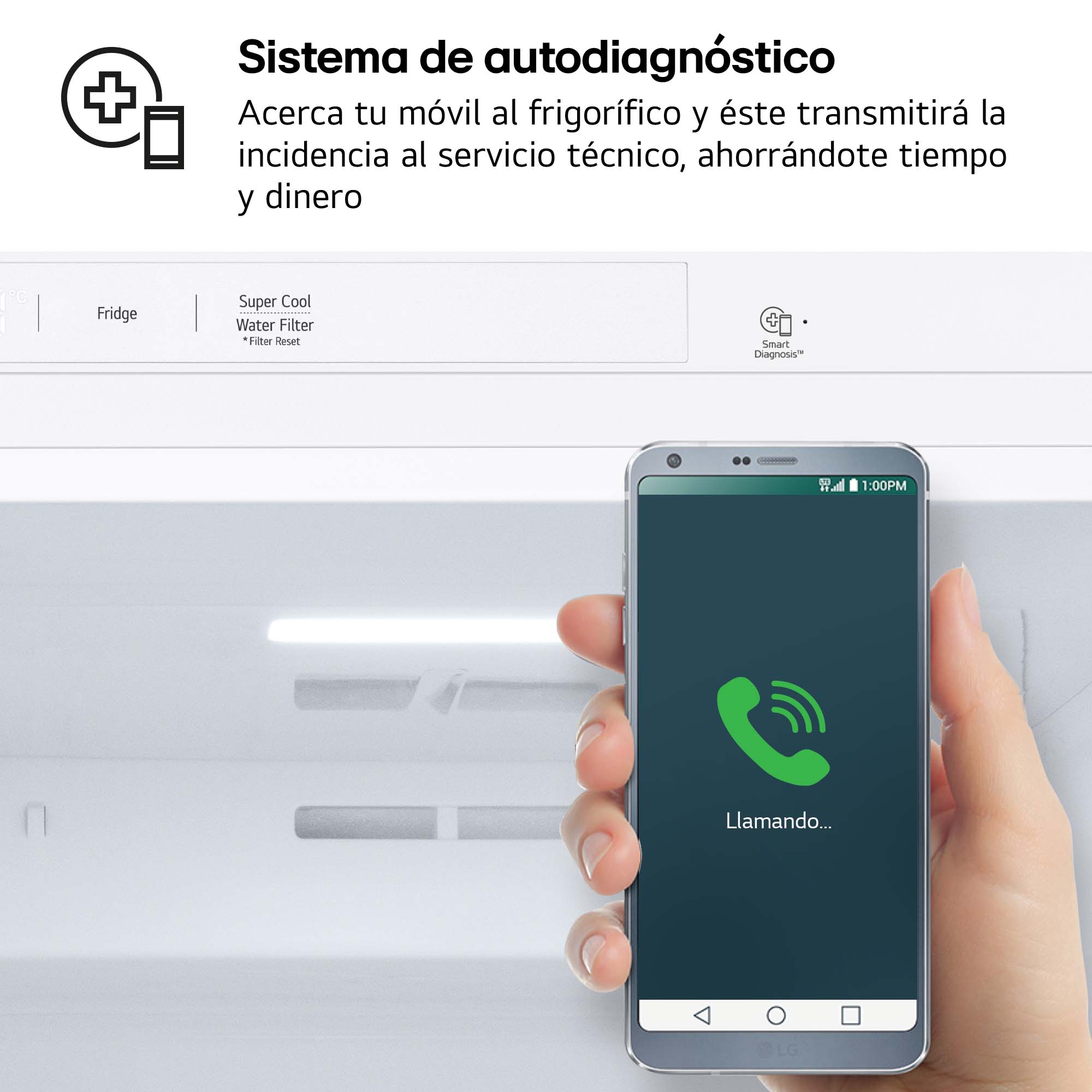 Una mano sosteniendo un teléfono, llamando. El teléfono está frente a un refrigerador.